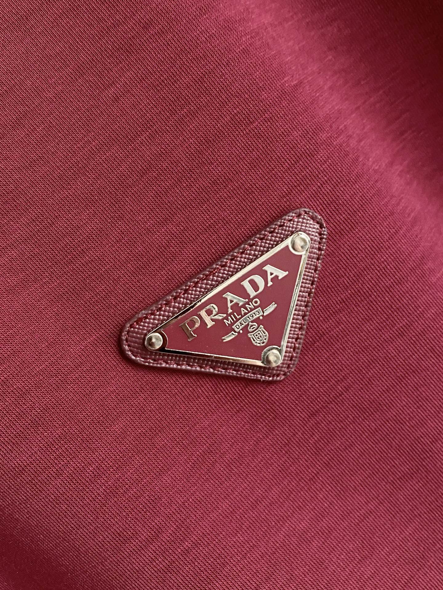 普拉达🌟精品云朵棉面料🌟2026春夏新款首发专柜最新款短袖圆领T恤 高端订制 设计前卫时尚！品牌logo