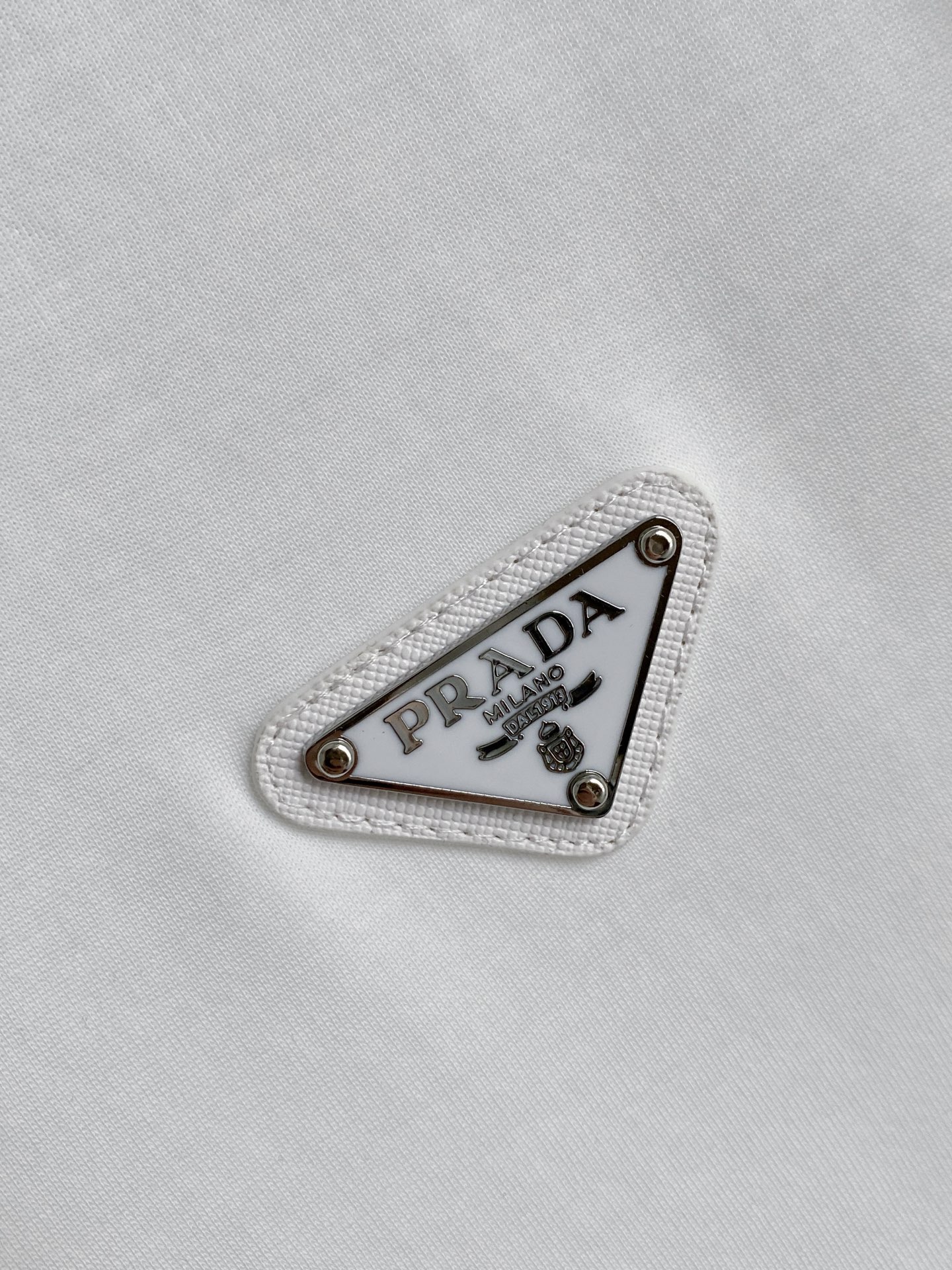 普拉达🌟精品云朵棉面料🌟2026春夏新款首发专柜最新款短袖圆领T恤 高端订制 设计前卫时尚！品牌logo