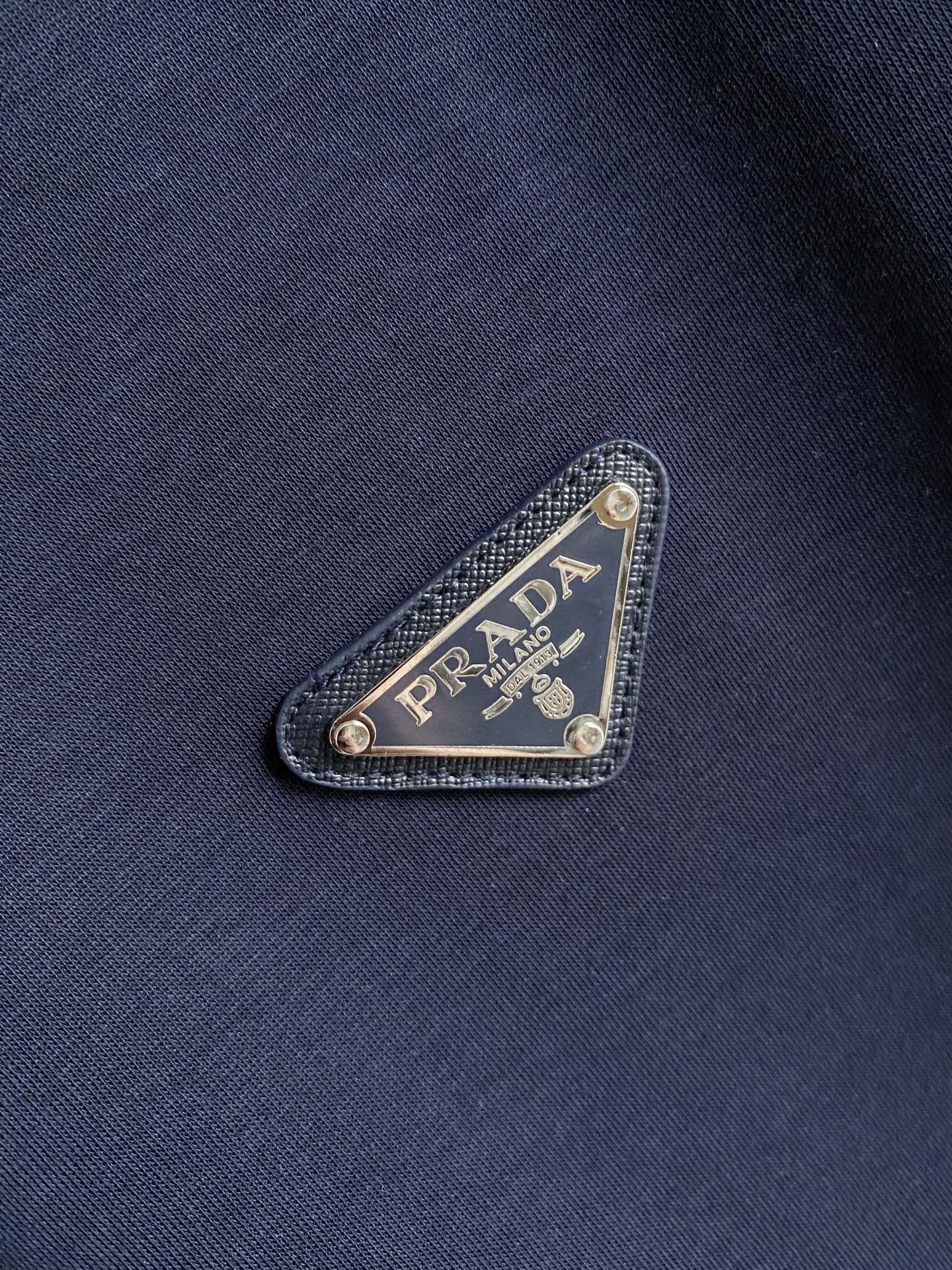 普拉达🌟精品云朵棉面料🌟2026春夏新款首发专柜最新款短袖圆领T恤 高端订制 设计前卫时尚！品牌logo