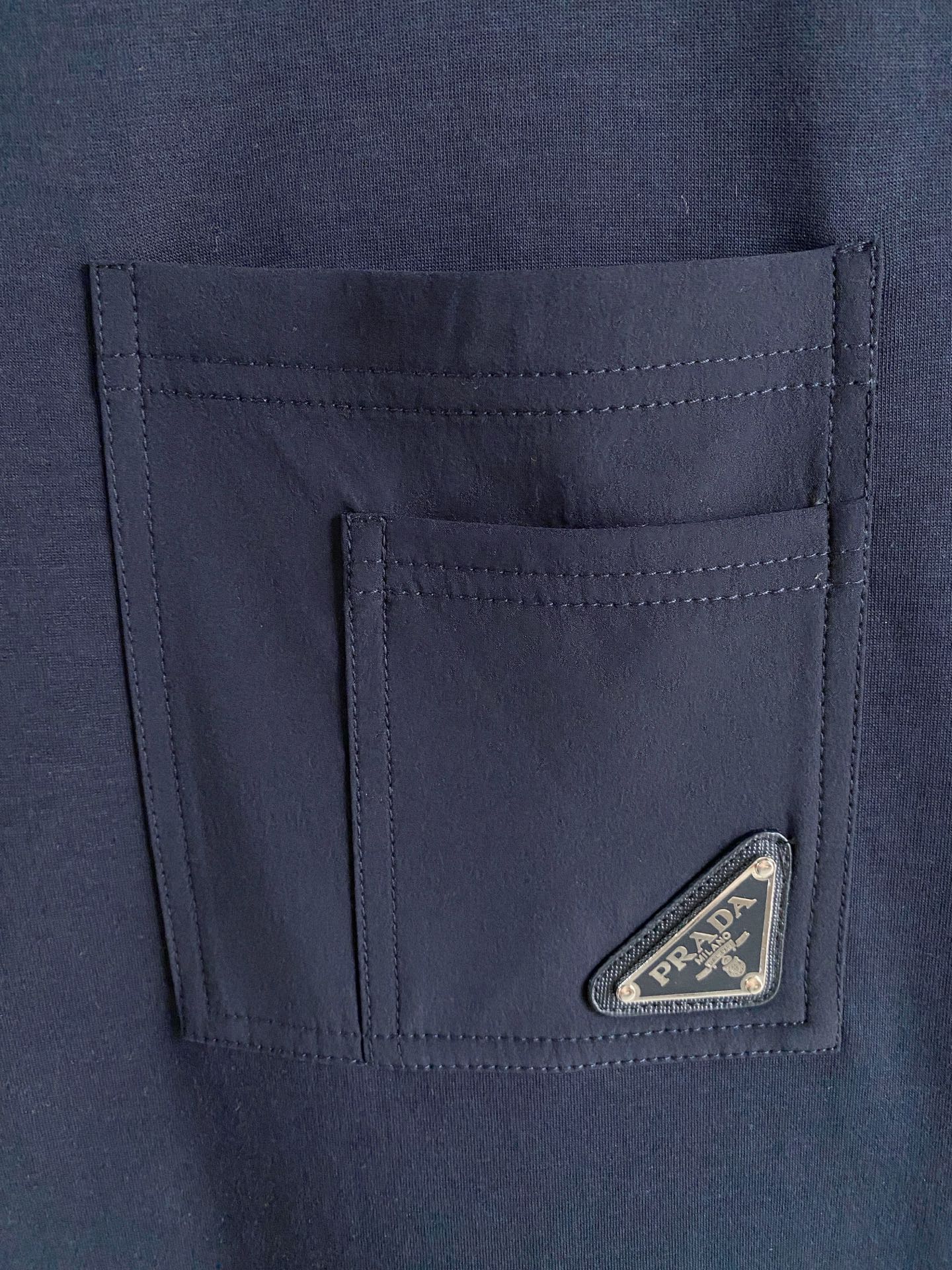 普拉达🌟精品云朵棉面料🌟2026春夏新款首发专柜最新款短袖圆领T恤 高端订制 设计前卫时尚！品牌logo