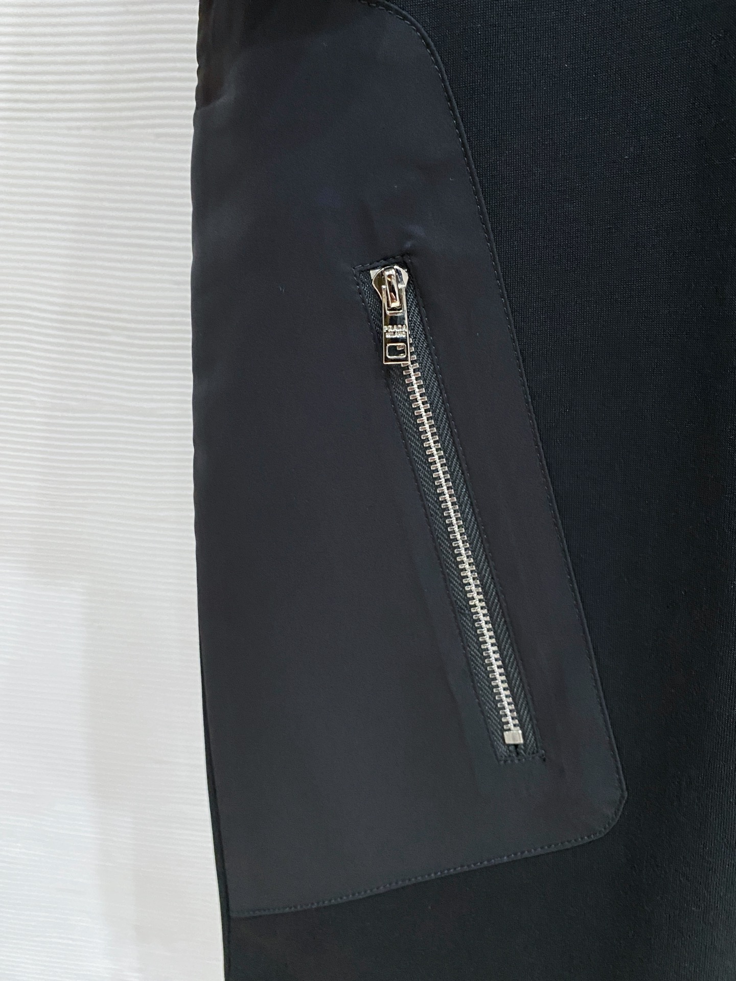 普拉达🌟精品云朵棉面料🌟2026春夏新款首发专柜最新款短袖圆领T恤 高端订制 设计前卫时尚！品牌logo