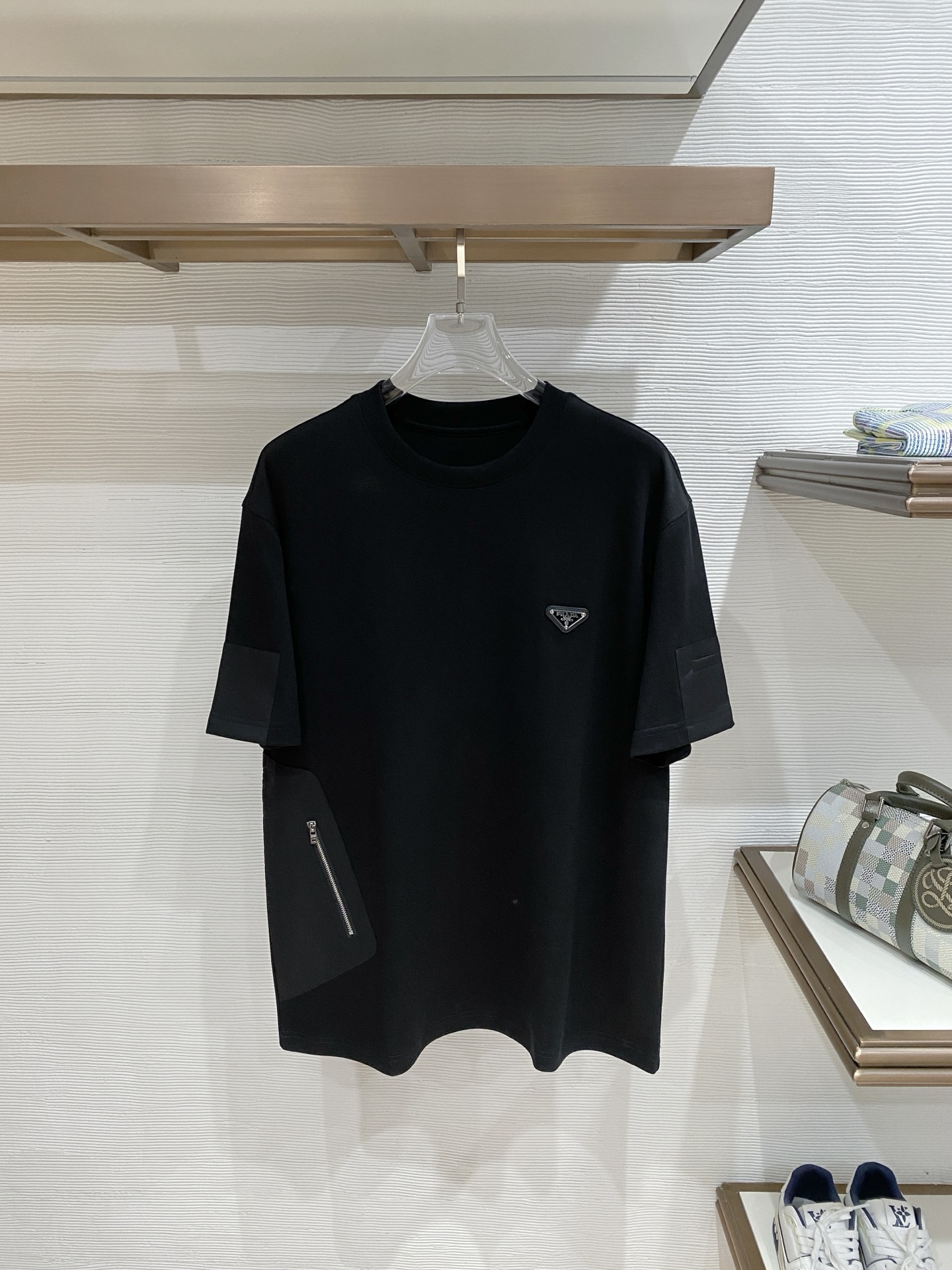 普拉达🌟精品云朵棉面料🌟2026春夏新款首发专柜最新款短袖圆领T恤 高端订制 设计前卫时尚！品牌logo