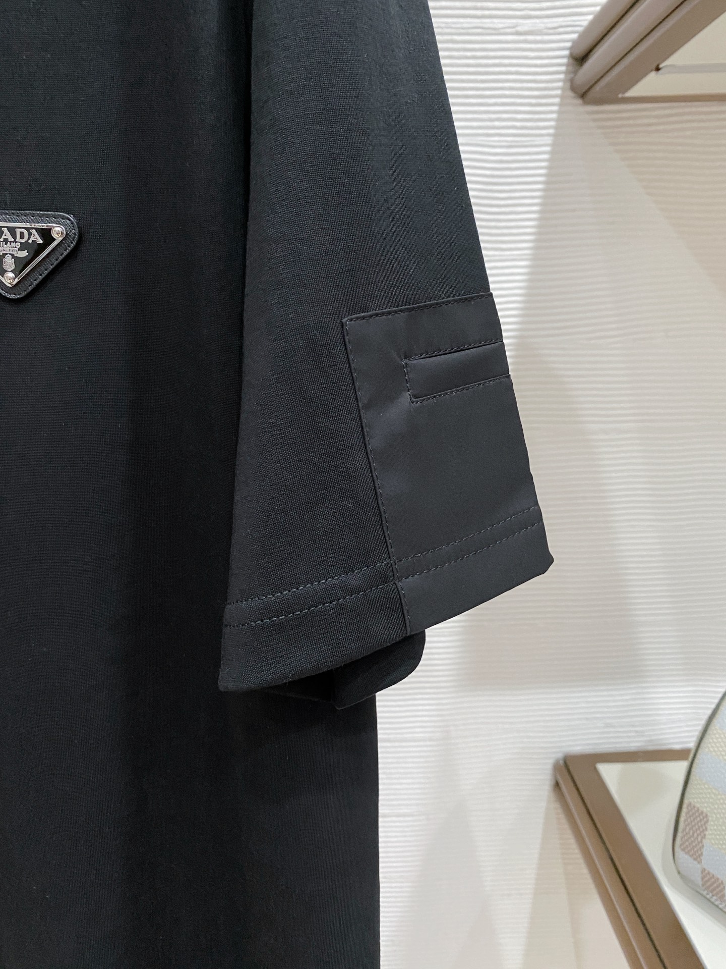 普拉达🌟精品云朵棉面料🌟2026春夏新款首发专柜最新款短袖圆领T恤 高端订制 设计前卫时尚！品牌logo