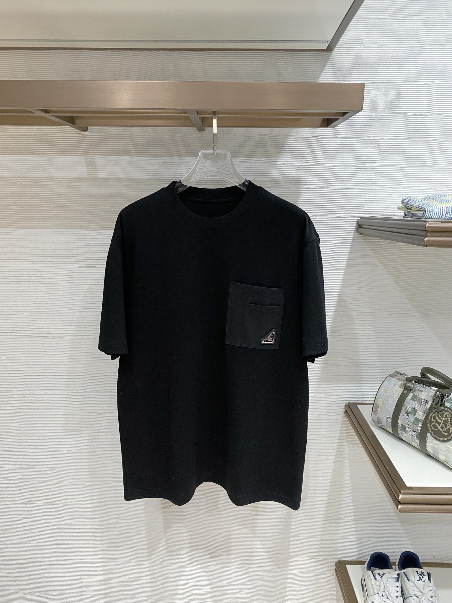 普拉达🌟精品云朵棉面料🌟2026春夏新款首发专柜最新款短袖圆领T恤 高端订制 设计前卫时尚！品牌logo