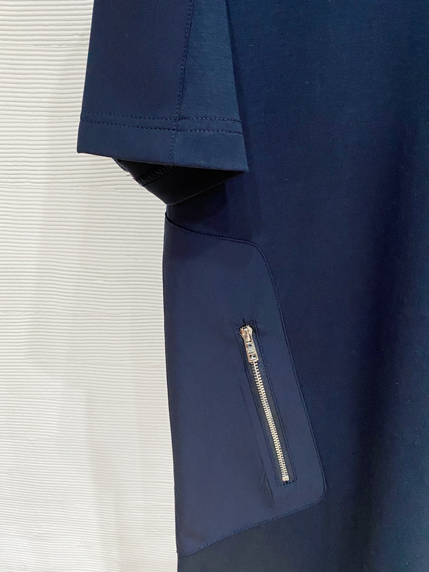 普拉达🌟精品云朵棉面料🌟2026春夏新款首发专柜最新款短袖圆领T恤 高端订制 设计前卫时尚！品牌logo