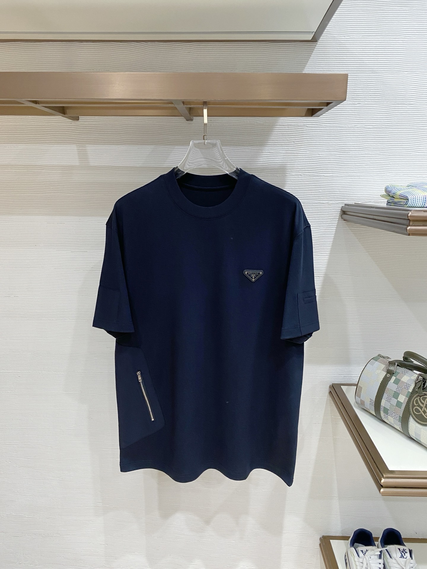 普拉达🌟精品云朵棉面料🌟2026春夏新款首发专柜最新款短袖圆领T恤 高端订制 设计前卫时尚！品牌logo