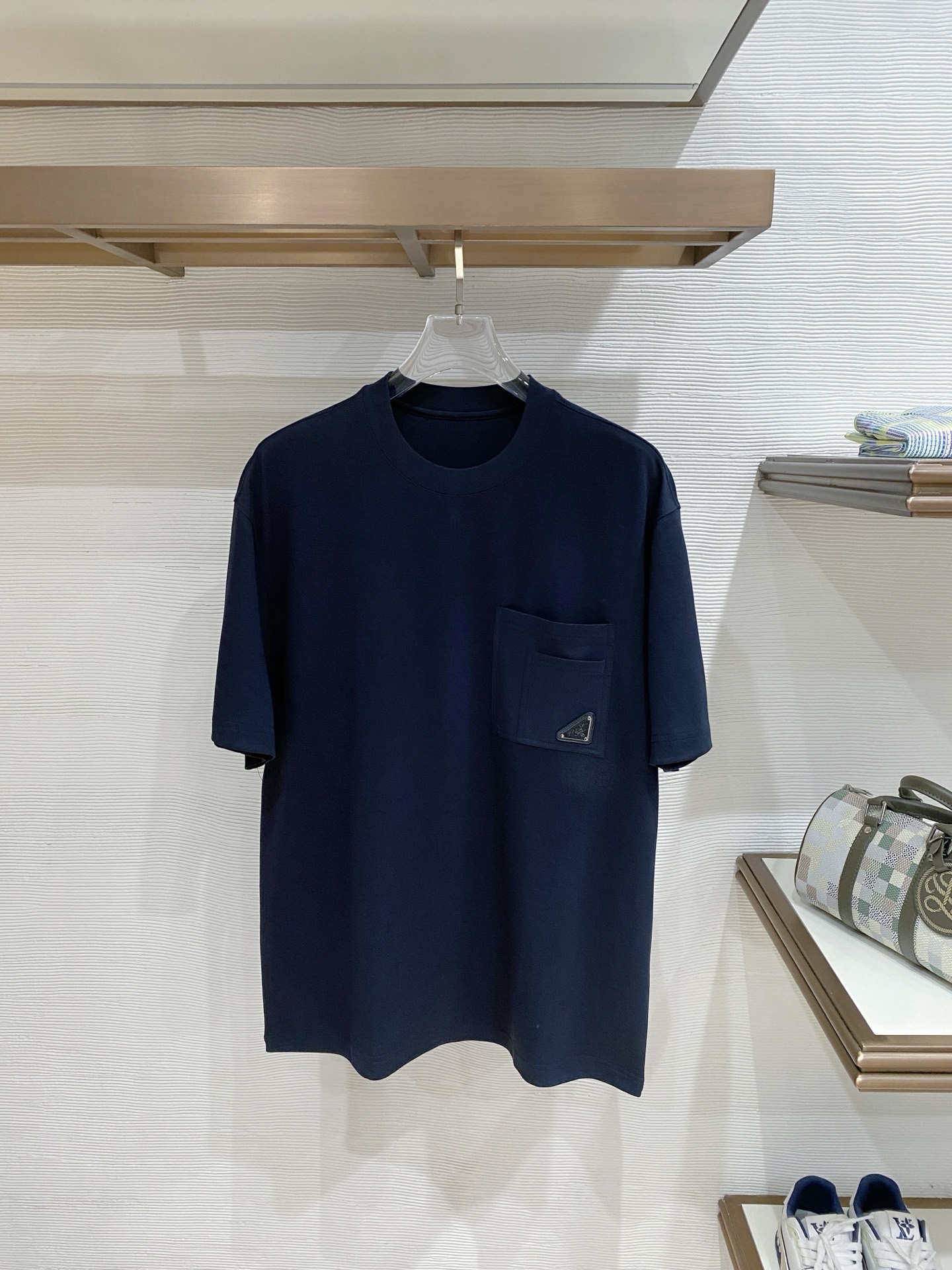 普拉达🌟精品云朵棉面料🌟2026春夏新款首发专柜最新款短袖圆领T恤 高端订制 设计前卫时尚！品牌logo