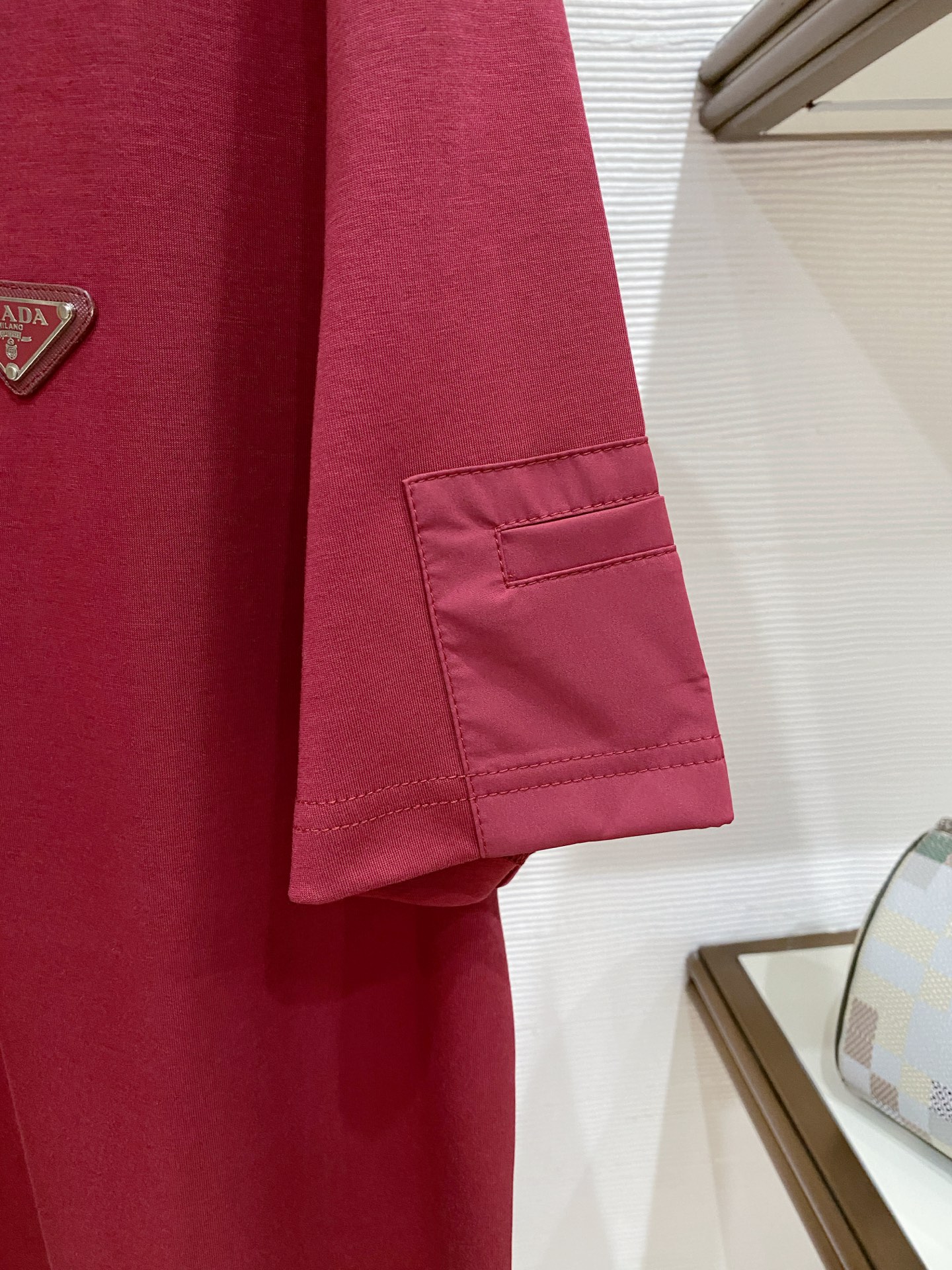 普拉达🌟精品云朵棉面料🌟2026春夏新款首发专柜最新款短袖圆领T恤 高端订制 设计前卫时尚！品牌logo