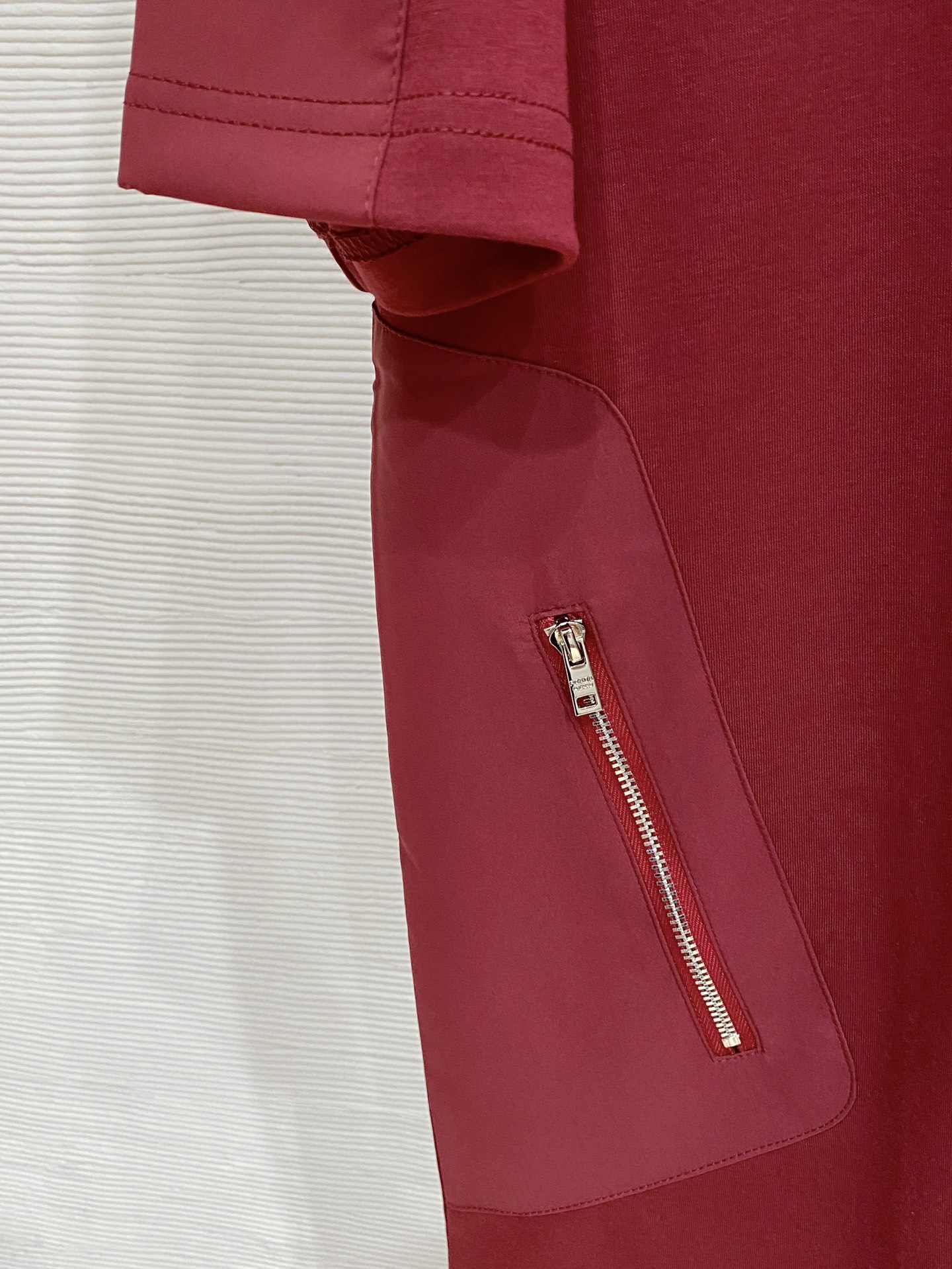 普拉达🌟精品云朵棉面料🌟2026春夏新款首发专柜最新款短袖圆领T恤 高端订制 设计前卫时尚！品牌logo