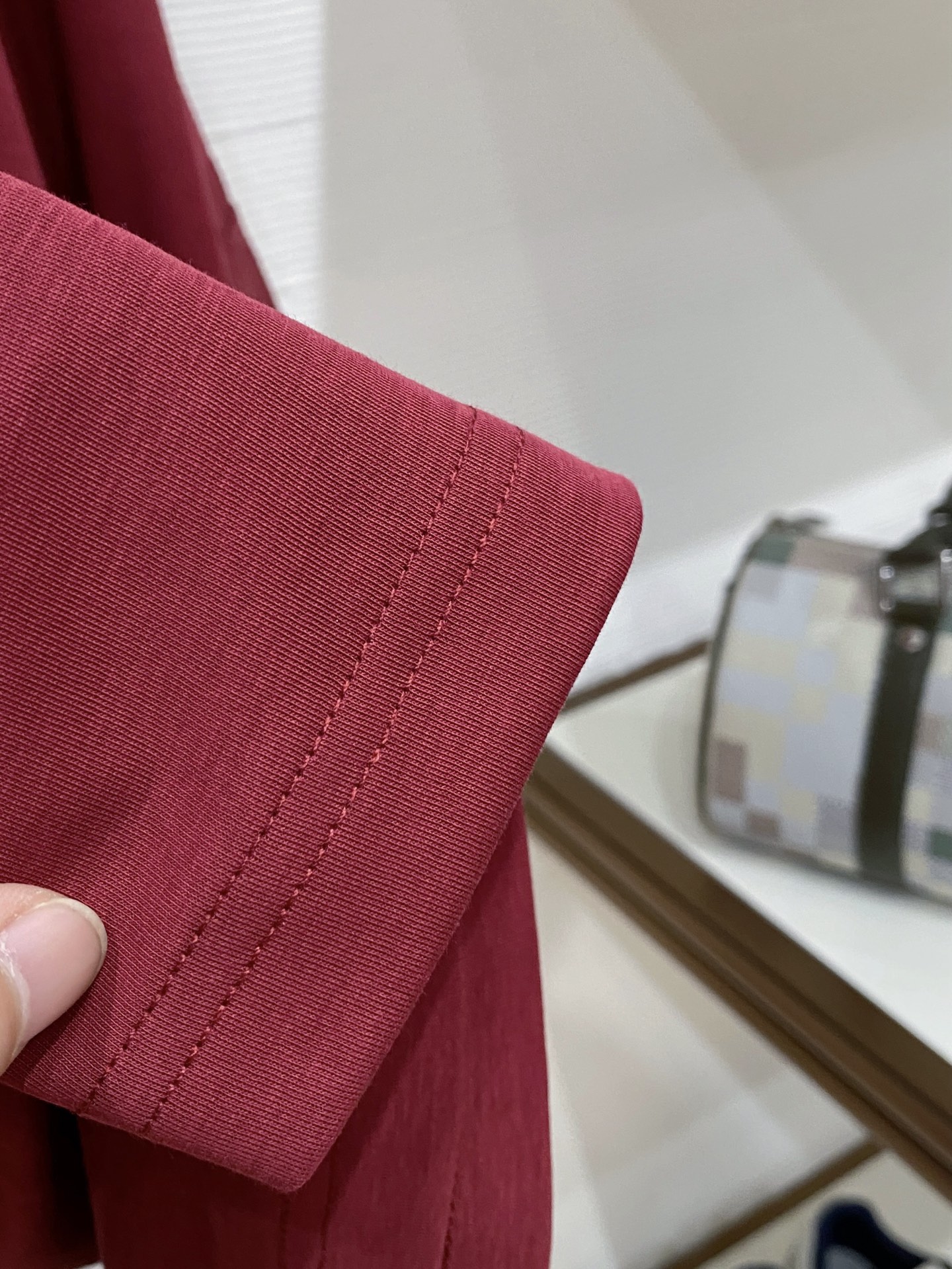 普拉达🌟精品云朵棉面料🌟2026春夏新款首发专柜最新款短袖圆领T恤 高端订制 设计前卫时尚！品牌logo