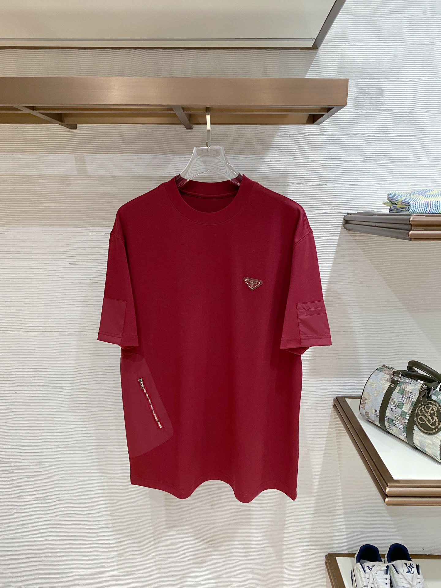 普拉达🌟精品云朵棉面料🌟2026春夏新款首发专柜最新款短袖圆领T恤 高端订制 设计前卫时尚！品牌logo
