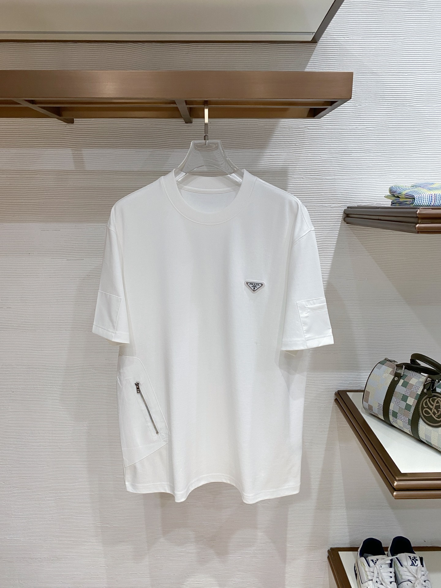 普拉达🌟精品云朵棉面料🌟2026春夏新款首发专柜最新款短袖圆领T恤 高端订制 设计前卫时尚！品牌logo