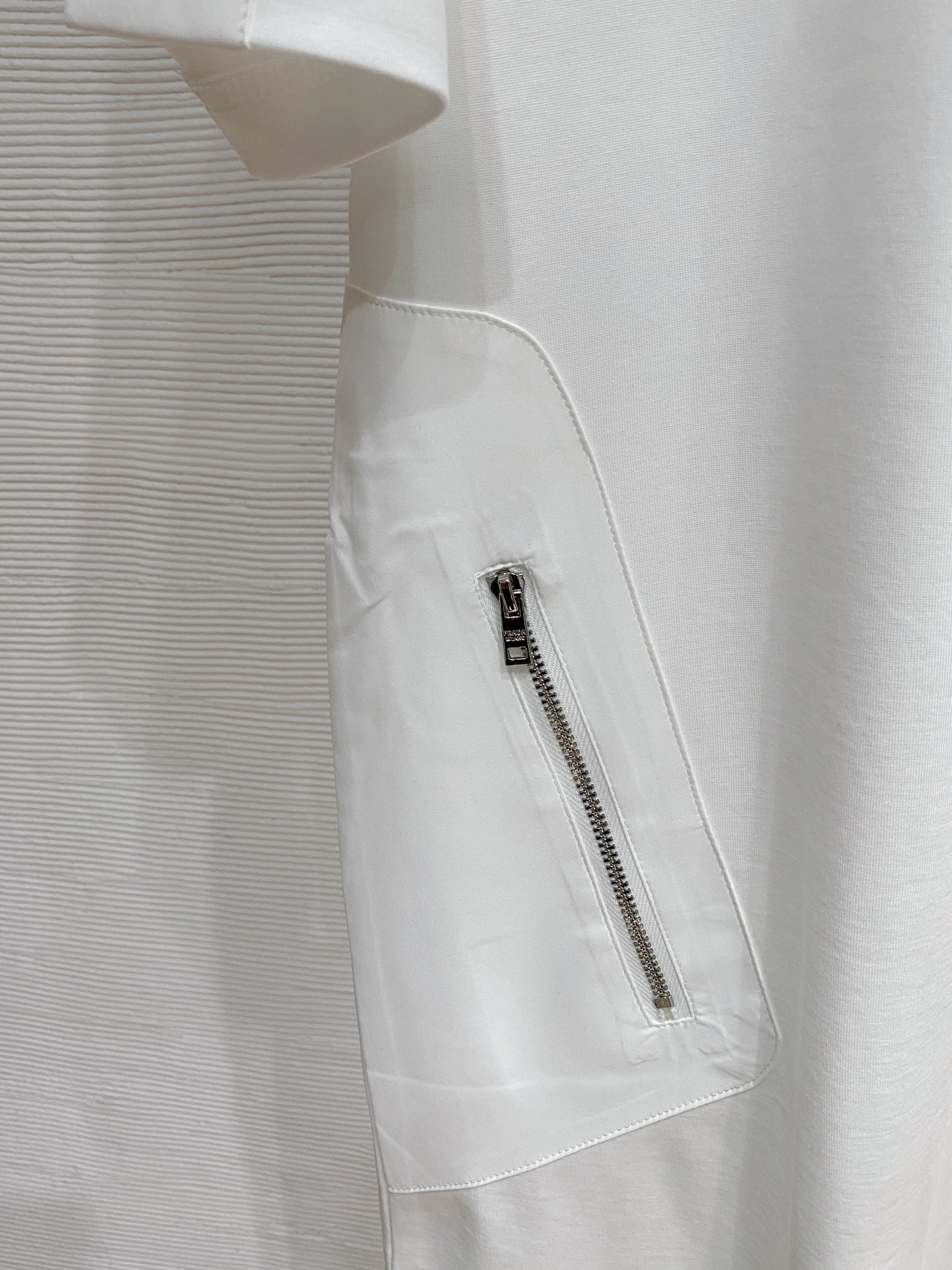 普拉达🌟精品云朵棉面料🌟2026春夏新款首发专柜最新款短袖圆领T恤 高端订制 设计前卫时尚！品牌logo