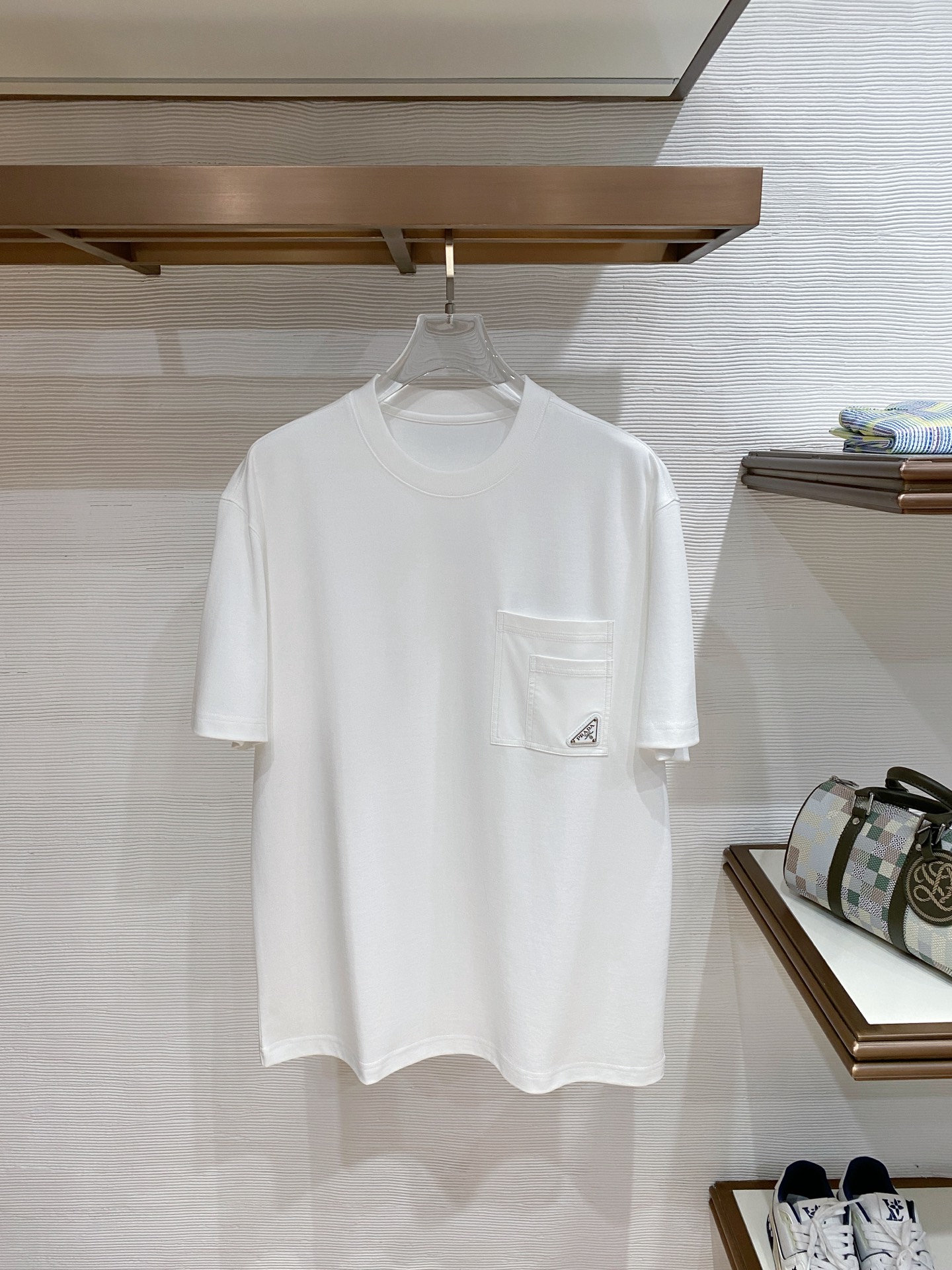 普拉达🌟精品云朵棉面料🌟2026春夏新款首发专柜最新款短袖圆领T恤 高端订制 设计前卫时尚！品牌logo