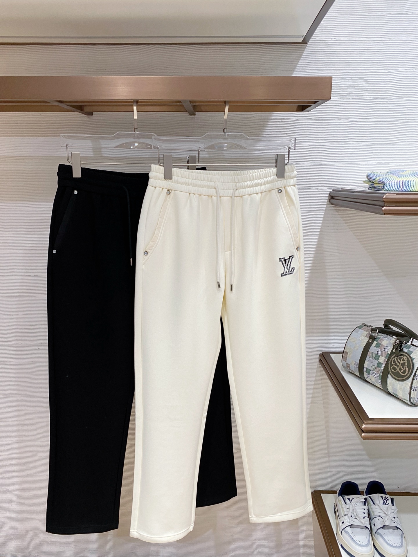 🌟27 驴家# 2026 春夏时尚/休闲裤子美学的焕新诠释,演绎浓郁的格调型时尚风范,细节感和设计感强悍