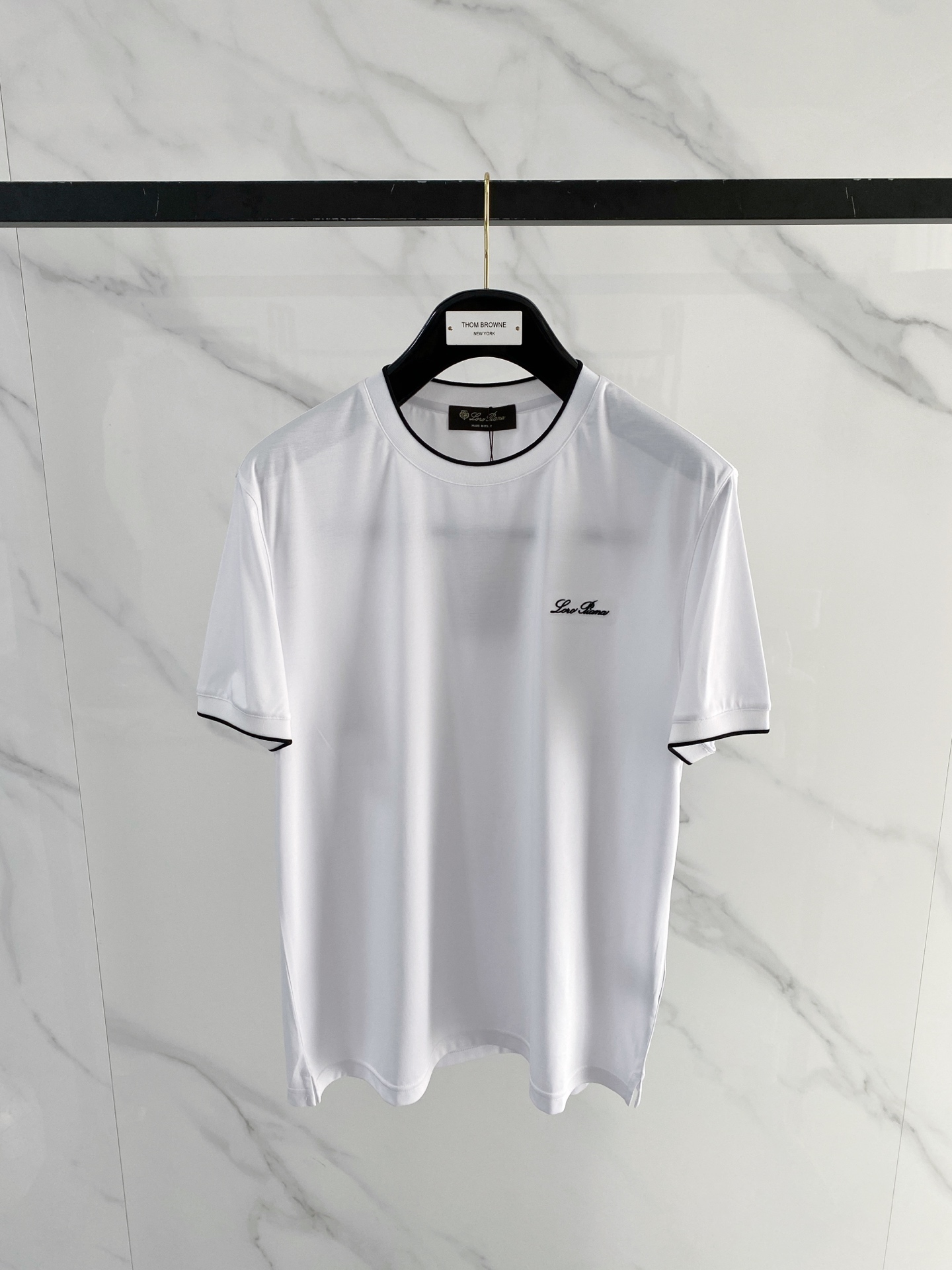 NO:746747,Premium fabrics, top-notch customized acetate fabrics, LP 1916 spring and summer new style debut counter, the latest short-sleeved round neck T-shirts, high-end customization, avant-garde and fashionable designs!  The brand logo is designed with heavy craftsmanship. High-end customized double-ply high-end fabrics. Soft to the touch. Comfortable to wear. Exquisite stitching at the counter level. Fine workmanship. The upper body effect is incomparably handsome!  A must-have item for a stylish man!  Size M-3XL,,loro piana,T-shirt,tees,t-shirt,19860909精品面料 顶级定制醋酸面料 LP 1916春夏新款首发专柜最新款短袖圆领T恤 高端订制 设计前卫时尚！品牌logo重工艺设计 高端定制双股高定面料.手感柔软.穿着舒适.专柜级别精致车线.做工精细.上身效果无敌帅气！型男必备单品！ 码数M-3XL,,loro piana,T-shirt,tees，t-shirt,,Men's clothing