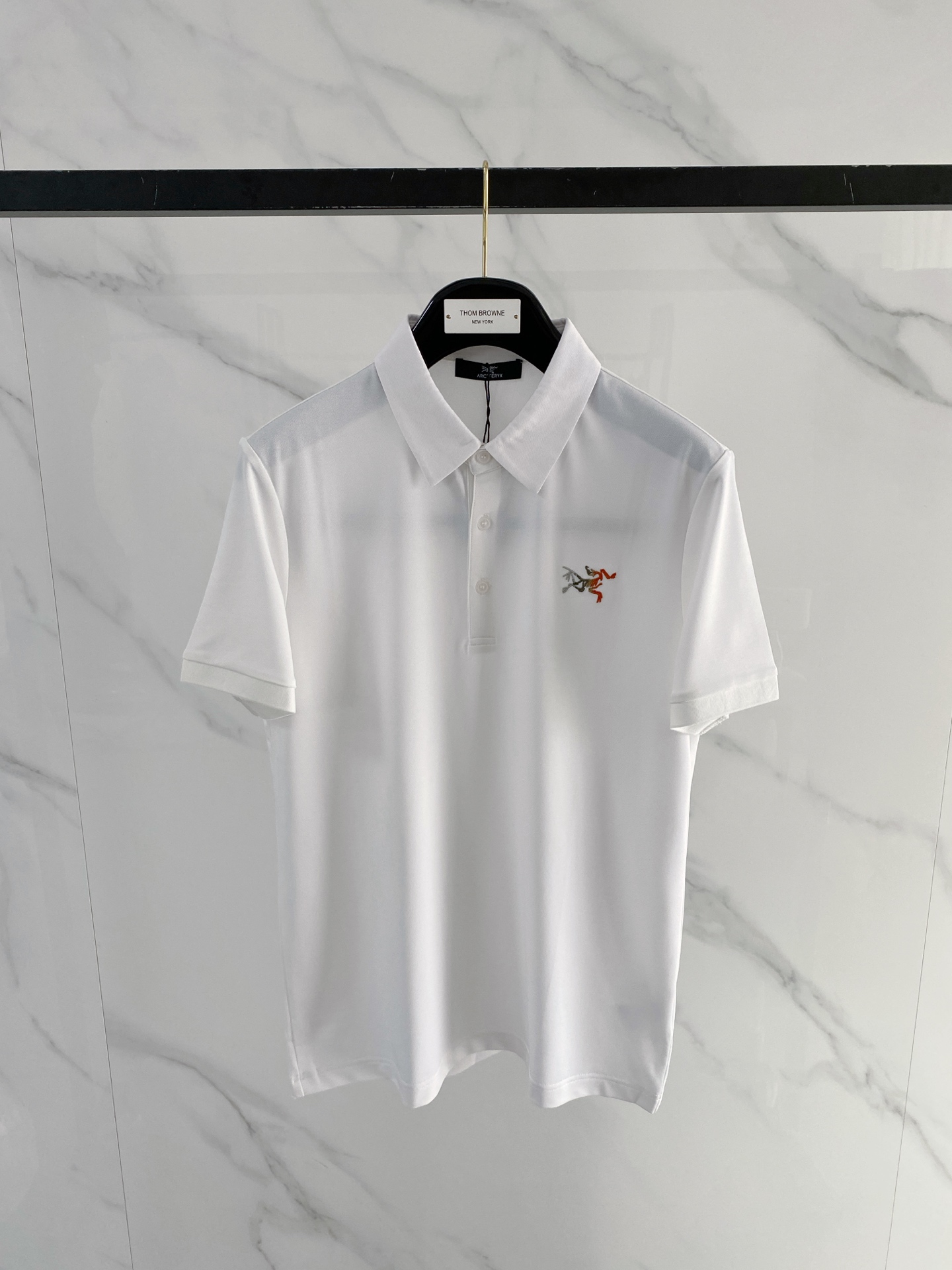 NO:746761,.Bird 2026 spring and summer new product lapel polo short sleeves. Fashionable single product design, more fashionable and comfortable, high standard customization, very stylish upper body, luxury brand classic LOGO pattern. Customer-supplied accessories, customer-supplied imported comfortable and breathable fabrics with very delicate texture, exquisite details and exquisite craftsmanship, accessories are all supplied by foreign customers, a highly moldable item, can be matched with any fashion, super good fit, a must-have item for trendy men!  Size:48-56,,T-shirt,19860909.鸟 2026春夏新品翻领polo短袖 时尚单品设计,更加时尚舒适,高标准定制,上身非常有型,奢华品牌经典LOGO图案 客供辅料,客供进口舒适透气面料质感非常细腻,细节工艺精湛考究,辅料皆为外商客供,塑造性极高的一款单品,任何时装都可以搭配,版型超级好 潮男必备单品！尺码:48-56,,T-shirt,,Men's clothing