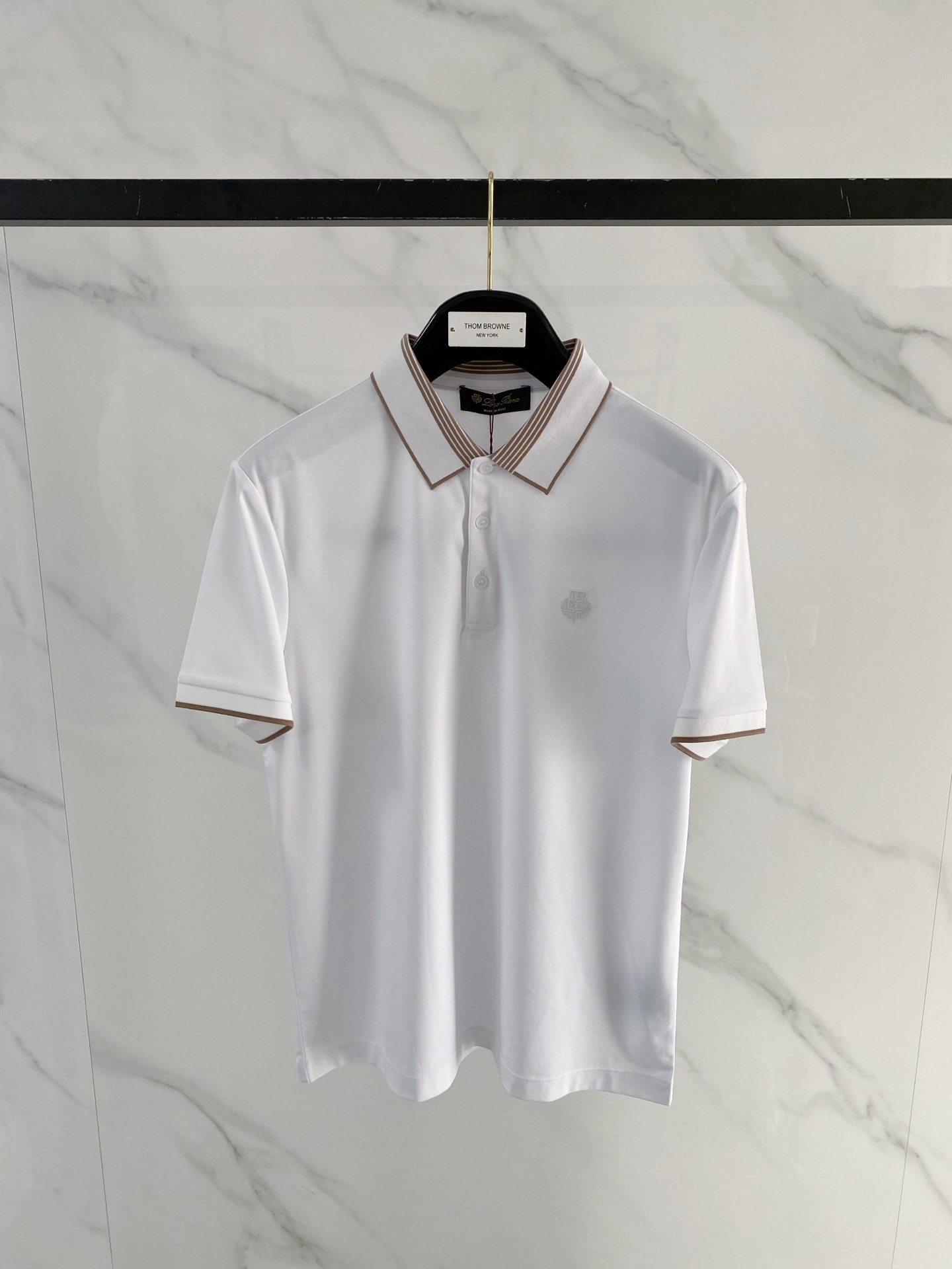 NO:746764,.LP 1916 spring and summer new arrival lapel polo short sleeves. Fashionable single product design, more fashionable and comfortable, high standard customization, very stylish upper body, luxury brand classic LOGO pattern. Customer-supplied accessories, customer-supplied imported comfortable and breathable fabrics with very delicate texture, exquisite details and exquisite craftsmanship, accessories are all supplied by foreign customers, a highly moldable item, can be matched with any fashion, super good fit, a must-have item for trendy men!  Size:48-56,,loro piana,T-shirt,19860909.Lp 1916春夏新品翻领polo短袖 时尚单品设计,更加时尚舒适,高标准定制,上身非常有型,奢华品牌经典LOGO图案 客供辅料,客供进口舒适透气面料质感非常细腻,细节工艺精湛考究,辅料皆为外商客供,塑造性极高的一款单品,任何时装都可以搭配,版型超级好 潮男必备单品！尺码:48-56,,loro piana,T-shirt,,Men's clothing