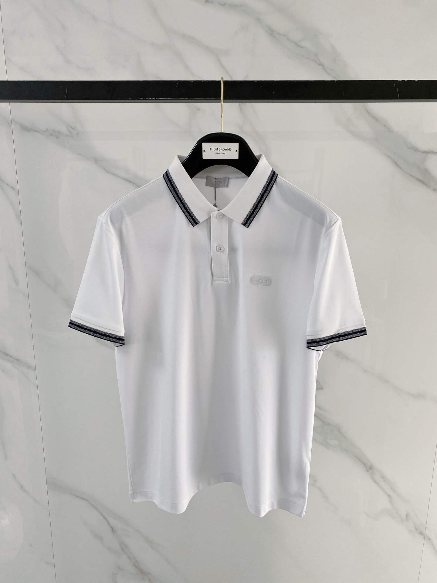 NO:746767,.Diro 2026 spring and summer new product lapel polo short sleeves. Fashionable single product design, more fashionable and comfortable, high standard customization, very stylish upper body, luxury brand classic LOGO pattern. Customer-supplied accessories, customer-supplied imported comfortable and breathable fabrics with very delicate texture, exquisite details and exquisite craftsmanship, accessories are all supplied by foreign customers, a highly moldable item, can be matched with any fashion, super good fit, a must-have item for trendy men!  Size:48-56,,T-shirt,19860909.Diro 2026春夏新品翻领polo短袖 时尚单品设计,更加时尚舒适,高标准定制,上身非常有型,奢华品牌经典LOGO图案 客供辅料,客供进口舒适透气面料质感非常细腻,细节工艺精湛考究,辅料皆为外商客供,塑造性极高的一款单品,任何时装都可以搭配,版型超级好 潮男必备单品！尺码:48-56,,T-shirt,,Men's clothing