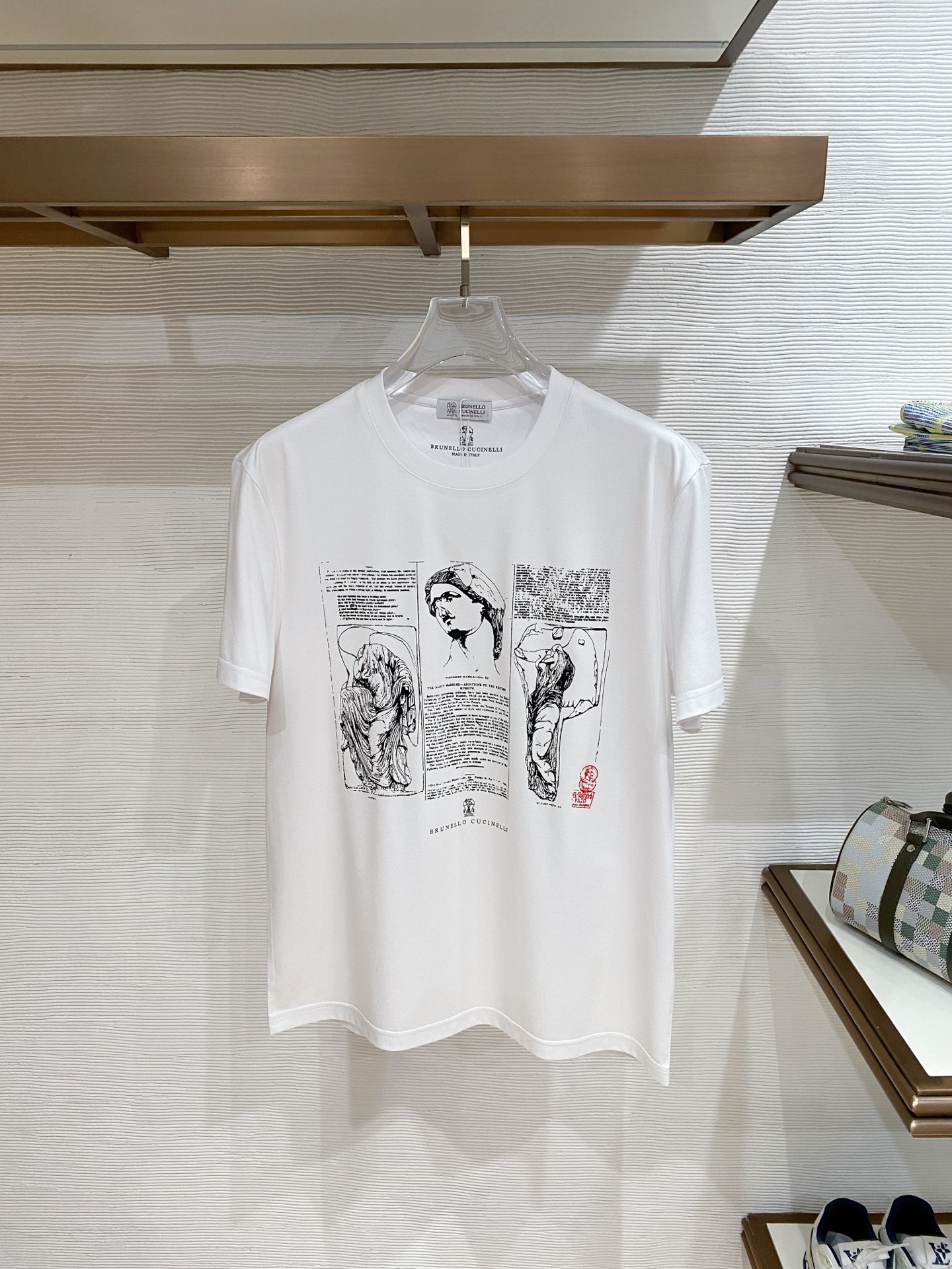 NO:746307,Premium fabrics, top-notch customized acetate fabrics, BC 2026 spring and summer new style debut counter, the latest short-sleeved round neck T-shirts, high-end customization, avant-garde and fashionable designs!  The brand logo is designed with heavy craftsmanship. High-end customized double-ply high-end fabrics. Soft to the touch. Comfortable to wear. Exquisite stitching at the counter level. Fine workmanship. The upper body effect is incomparably handsome!  A must-have item for a stylish man!  Size M-3XL,,T-shirt,tees,t-shirt,19860909精品面料 顶级定制醋酸面料 BC 2026春夏新款首发专柜最新款短袖圆领T恤 高端订制 设计前卫时尚！品牌logo重工艺设计 高端定制双股高定面料.手感柔软.穿着舒适.专柜级别精致车线.做工精细.上身效果无敌帅气！型男必备单品！ 码数M-3XL,,T-shirt,tees，t-shirt,,Men's clothing