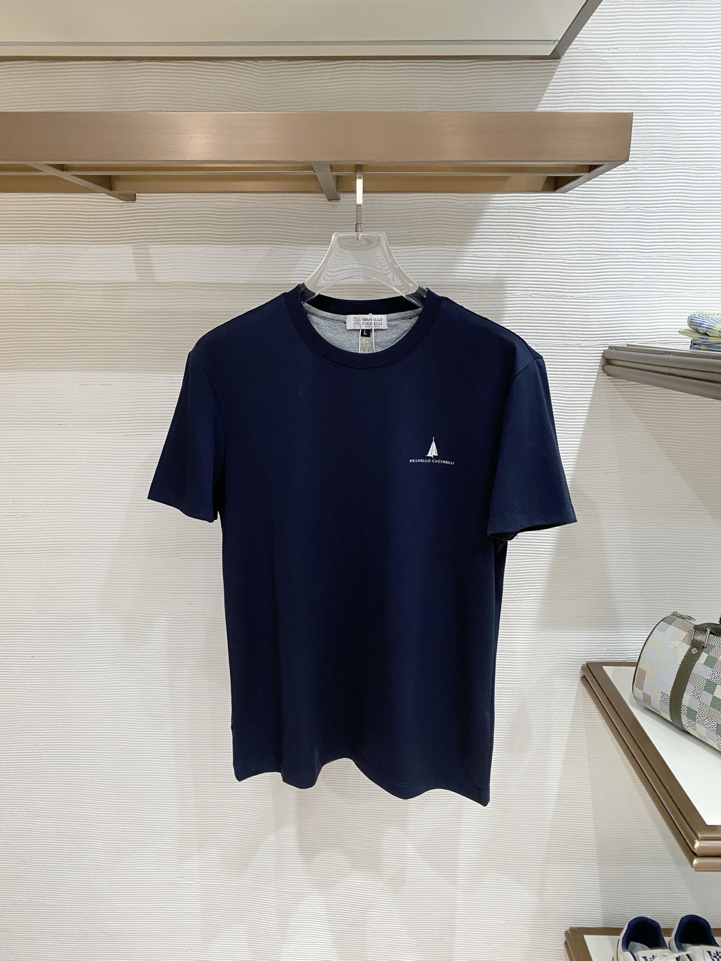 NO:746304,BC 2026 spring and summer new style debut counter, the latest short-sleeved round neck T-shirt, high-end customization, avant-garde and fashionable design!  The brand logo is designed with heavy craftsmanship. High-end customized double-ply high-end fabrics. Soft to the touch. Comfortable to wear. Exquisite stitching at the counter level. Fine workmanship. The upper body effect is incomparably handsome!  A must-have item for a stylish man!  Size M-3XL,,T-shirt,tees,t-shirt,19860909BC 2026春夏新款首发专柜最新款短袖圆领T恤 高端订制 设计前卫时尚！品牌logo重工艺设计 高端定制双股高定面料.手感柔软.穿着舒适.专柜级别精致车线.做工精细.上身效果无敌帅气！型男必备单品！ 码数M-3XL,,T-shirt,tees，t-shirt,,Men's clothing