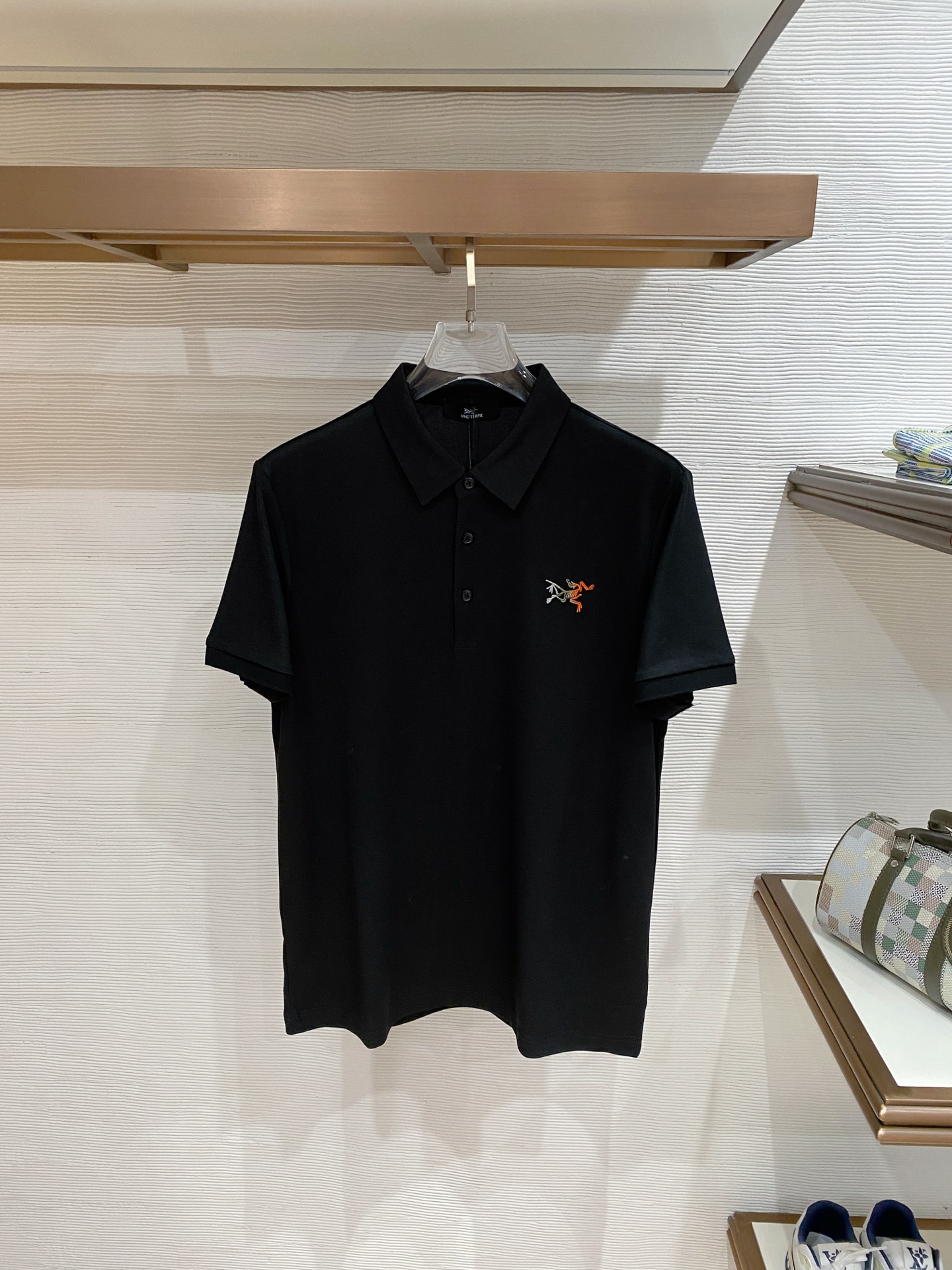 NO:746301,.Bird 2026 spring and summer new product lapel polo short sleeves. Fashionable single product design, more fashionable and comfortable, high standard customization, very stylish upper body, luxury brand classic LOGO pattern. Customer-supplied accessories, customer-supplied imported comfortable and breathable fabrics with very delicate texture, exquisite details and exquisite craftsmanship, accessories are all supplied by foreign customers, a highly moldable item, can be matched with any fashion, super good fit, a must-have item for trendy men!  Size:48-56,,T-shirt,19860909.鸟 2026春夏新品翻领polo短袖 时尚单品设计,更加时尚舒适,高标准定制,上身非常有型,奢华品牌经典LOGO图案 客供辅料,客供进口舒适透气面料质感非常细腻,细节工艺精湛考究,辅料皆为外商客供,塑造性极高的一款单品,任何时装都可以搭配,版型超级好 潮男必备单品！尺码:48-56,,T-shirt,,Men's clothing