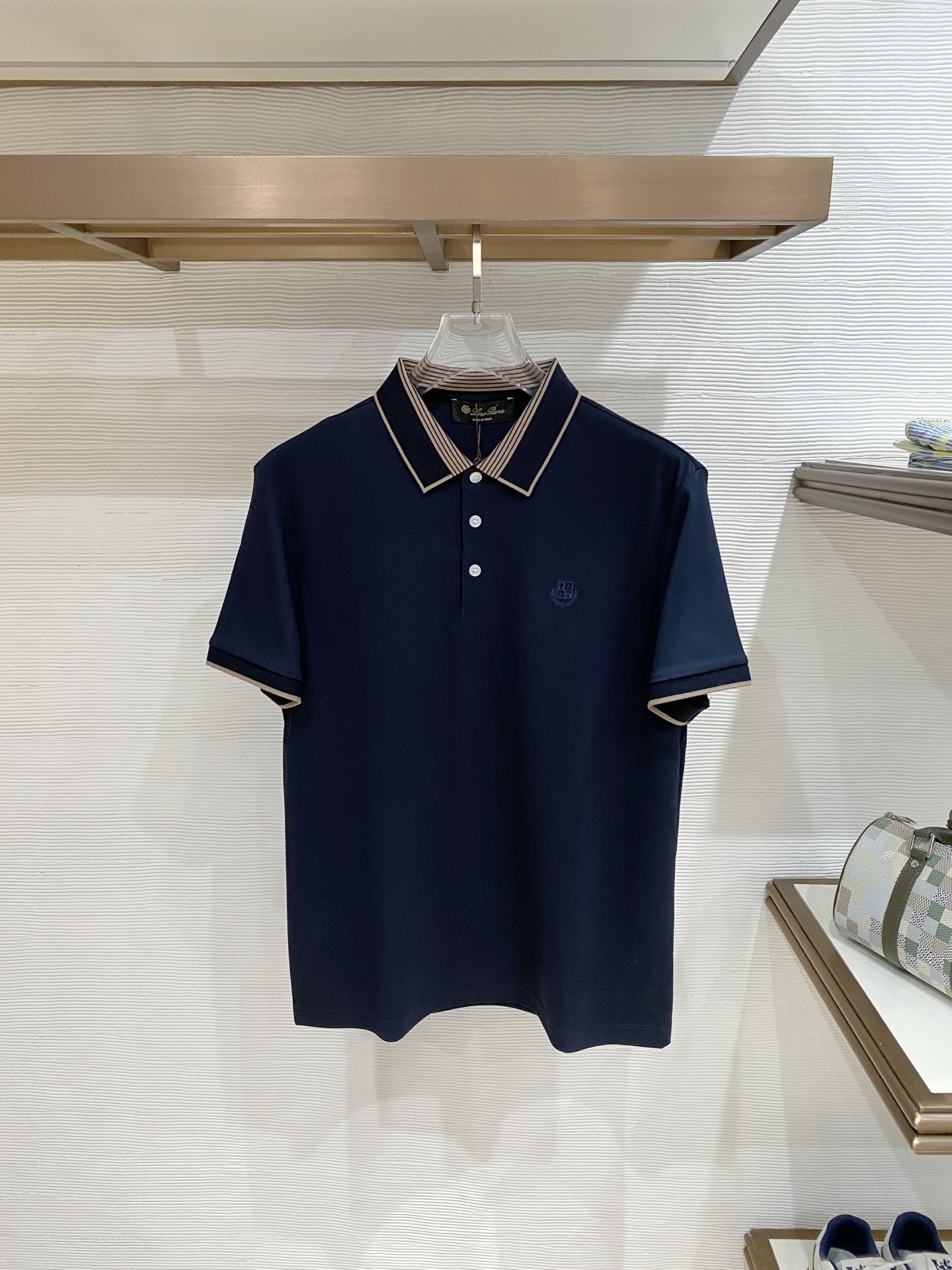 NO:746321,.LP 1946 spring and summer new product lapel polo short sleeves. Fashionable item design, more fashionable and comfortable, high standard customization, very stylish upper body, luxury brand classic LOGO pattern. Customer-supplied accessories, customer-supplied imported comfortable and breathable fabrics with very delicate texture, exquisite details and exquisite craftsmanship, accessories are all supplied by foreign customers, a highly moldable item, can be matched with any fashion, super good fit, a must-have item for trendy men!  Size:48-56,,loro piana,T-shirt,19860909.LP 1946春夏新品翻领polo短袖 时尚单品设计,更加时尚舒适,高标准定制,上身非常有型,奢华品牌经典LOGO图案 客供辅料,客供进口舒适透气面料质感非常细腻,细节工艺精湛考究,辅料皆为外商客供,塑造性极高的一款单品,任何时装都可以搭配,版型超级好 潮男必备单品！尺码:48-56,,loro piana,T-shirt,,Men's clothing