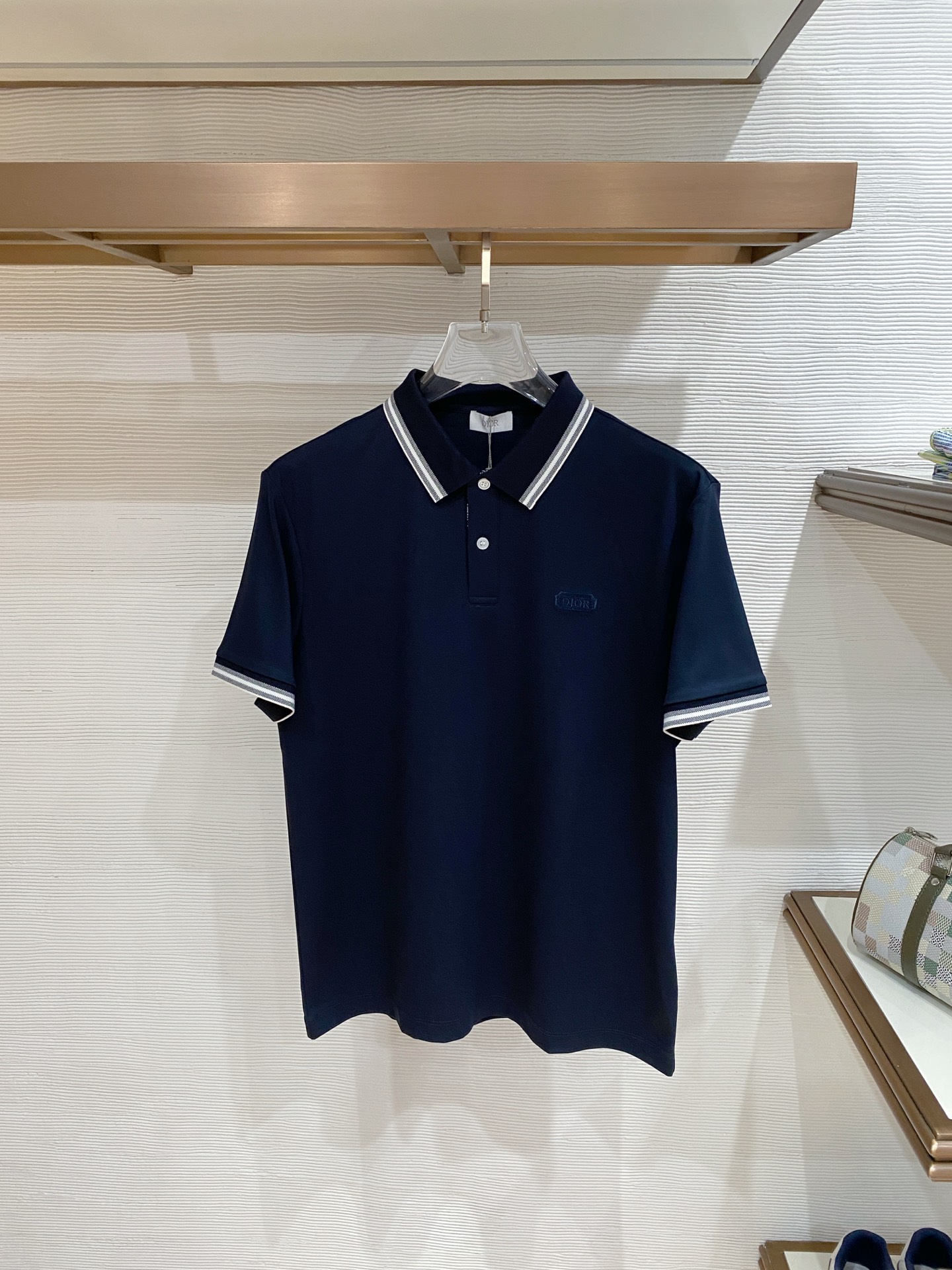 NO:746295,.Diro 2026 spring and summer new product lapel polo short sleeves. Fashionable single product design, more fashionable and comfortable, high standard customization, very stylish upper body, luxury brand classic LOGO pattern. Customer-supplied accessories, customer-supplied imported comfortable and breathable fabrics with very delicate texture, exquisite details and exquisite craftsmanship, accessories are all supplied by foreign customers, a highly moldable item, can be matched with any fashion, super good fit, a must-have item for trendy men!  Size:48-56,,T-shirt,19860909.Diro 2026春夏新品翻领polo短袖 时尚单品设计,更加时尚舒适,高标准定制,上身非常有型,奢华品牌经典LOGO图案 客供辅料,客供进口舒适透气面料质感非常细腻,细节工艺精湛考究,辅料皆为外商客供,塑造性极高的一款单品,任何时装都可以搭配,版型超级好 潮男必备单品！尺码:48-56,,T-shirt,,Men's clothing