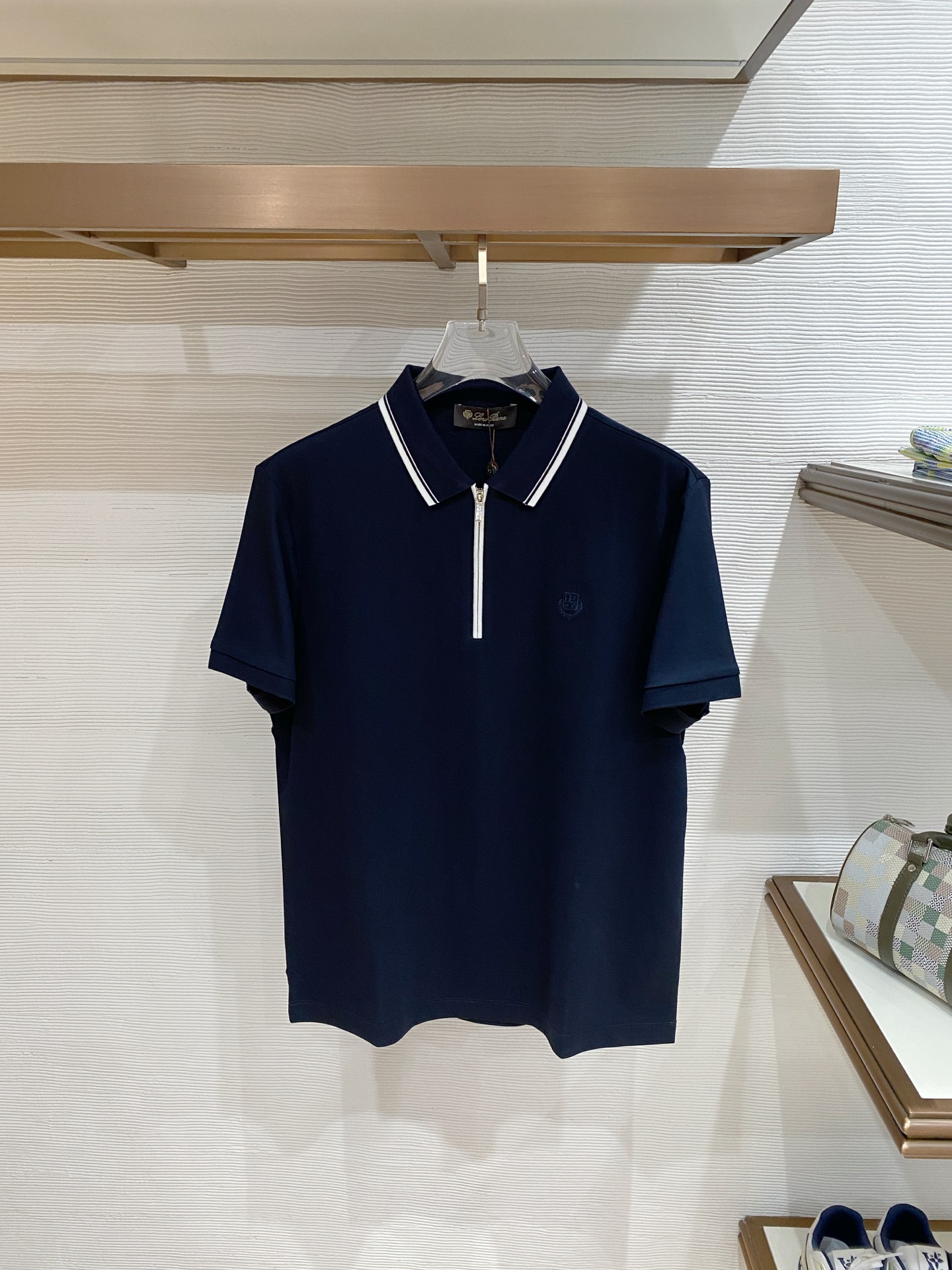 NO:746298,.LP 1946 spring and summer new product lapel polo short sleeves. Fashionable item design, more fashionable and comfortable, high standard customization, very stylish upper body, luxury brand classic LOGO pattern. Customer-supplied accessories, customer-supplied imported comfortable and breathable fabrics with very delicate texture, exquisite details and exquisite craftsmanship, accessories are all supplied by foreign customers, a highly moldable item, can be matched with any fashion, super good fit, a must-have item for trendy men!  Size:48-56,,loro piana,T-shirt,19860909.LP 1946春夏新品翻领polo短袖 时尚单品设计,更加时尚舒适,高标准定制,上身非常有型,奢华品牌经典LOGO图案 客供辅料,客供进口舒适透气面料质感非常细腻,细节工艺精湛考究,辅料皆为外商客供,塑造性极高的一款单品,任何时装都可以搭配,版型超级好 潮男必备单品！尺码:48-56,,loro piana,T-shirt,,Men's clothing