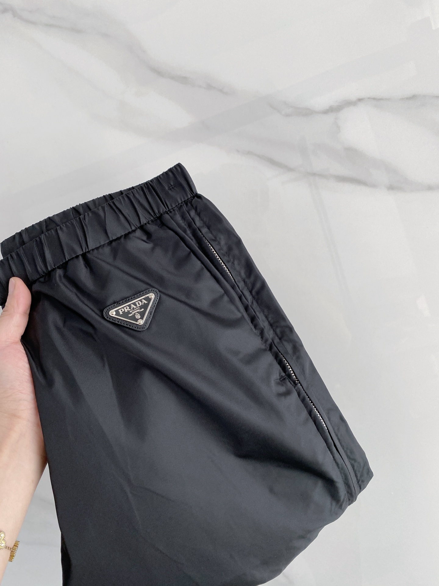 NO:746750,Prada men's casual pants, top-quality fabric casual pants, the latest upper body style is invincible!  You can definitely close your eyes and close your eyes. This pair of pants is very versatile and has an elastic waist. It can be worn in daily work and outdoor sports. It is the perfect combination of fashion and leisure and outdoor sports, so it is your best choice whether you wear it daily or outdoors. Extreme comfort and quick perspiration are the most popular focus, which improves the wearing comfort and is suitable for aerobic exercise and cross-country running conditions. This type of running casual pants has an extremely wide range of applications, allowing you to naturally maintain your love for sports in the summer, and can also be worn in leisure life.  Size M-3XL,,prada,19860909普拉达男士休闲裤 顶级面料休闲裤,最新款上身版型无敌正！ 绝对可以闭眼收的一款 此款裤子非常百搭,弹力腰围,日常上班 户外运动都可以穿着,是时尚休闲与户外运动的完美结合,所以无论您平时穿或者户外穿都是您的最佳选择. 极致舒适和快速排汗是备受青睐的重点,提升穿着舒适度,适合有氧运动和越野跑条件下穿着,此款是一件适用范围极其广泛的跑步休闲裤,让你在夏天自然可以保持对运动热爱,也可以在休闲生活中穿着 尺码M-3XL,,prada,,Men's clothing