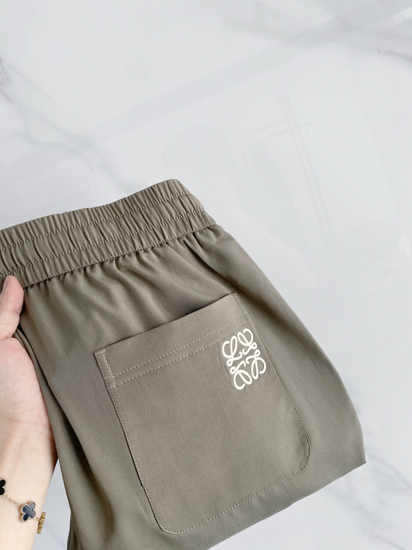 NO:746753,.Loewe. New men's Tencel trousers, top-quality fabrics, the latest upper body style, invincible!  You can definitely wear it with your eyes closed. Simple embroidery LOGO, low-key old money style. These pants are very versatile, with an elastic waist, and can be worn in daily work and outdoor sports. It is the perfect combination of fashion, leisure and outdoor sports, so it is your best choice whether you wear it for daily wear or outdoor wear. Extreme comfort and quick perspiration are the most popular points, improving wearing comfort. Size M-3XL,, loewe,19860909.罗意威. 新款男士天丝长裤 顶级面料 最新款上身版型无敌正！ 绝对可以闭眼入的款 简约刺绣LOGO 低调老钱风 此款裤子非常百搭,弹力腰围,日常上班 户外运动都可以穿着,是时尚休闲与户外运动的完美结合,所以无论您平时穿或者户外穿都是您的最佳选择. 极致舒适和快速排汗是备受青睐的重点,提升穿着舒适度 尺码M-3XL,,loewe,,Men's clothing