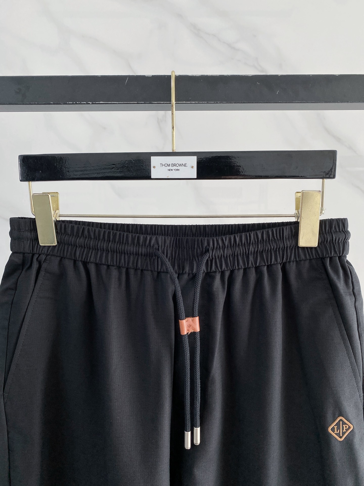 Alternative view of Shorts 09547