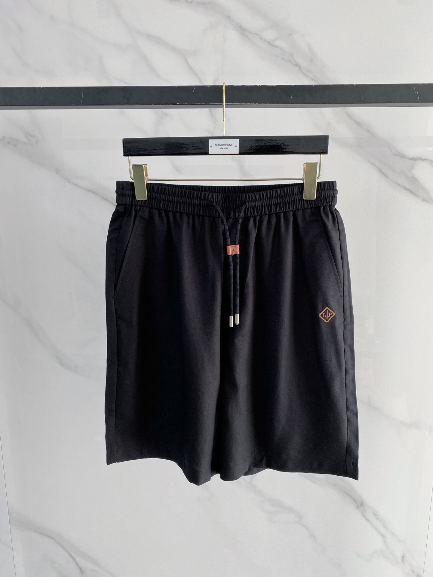 NO:746762,LP new spring and summer shorts are a new interpretation of aesthetics, interpreting a rich style of fashion style, with a strong sense of detail and design. The classic brand logo is used as a color combination to interpret classic brand fashion, adding luster to the overall look. Imported fabrics are soft and comfortable. The inner fabric is flat and has excellent comfort, simple and unique charm. European trade channels, limited sales of overseas boutiques. 25 spring and summer new casual fashion, this model uses big-name designs to create a sense of fashion and trend, with exquisite details and high quality.  The pants are embellished with iconic brand logos to highlight the brand style and create a variety of fashionable looks. The imported fabrics are carefully made, soft and comfortable, and are skin-friendly and warm. They are comfortable for home and going out. You can wear them casually and go out~ Sizes M-XXXL,,loro piana,shorts,19860909LP 春夏新款短裤 美学的焕新诠释,演绎浓郁的格调型时尚风范,细节感和设计感强悍.经典品牌标识做为色彩搭配,演绎经典的品牌时尚,为整体造型增光添彩.进口面料,柔软舒适.内里织面平整 舒适度极佳,简洁而富有独特魅力. 欧洲贸易渠道,海外精品限定销售.25春夏新款休闲时尚,这款采用大牌的设计打造时尚潮流感,细节处理精致到位,展现超高的品质. 裤身上点缀标志性品牌标识,彰显品牌格调,打造时尚多样的造型.进口面料精心打造,柔软舒适,还亲肤保暖,是居家和外出都很舒适的一款,随便搭个就可以出门啦~ 尺码M-XXXL,,loro piana,shorts,,Men's clothing