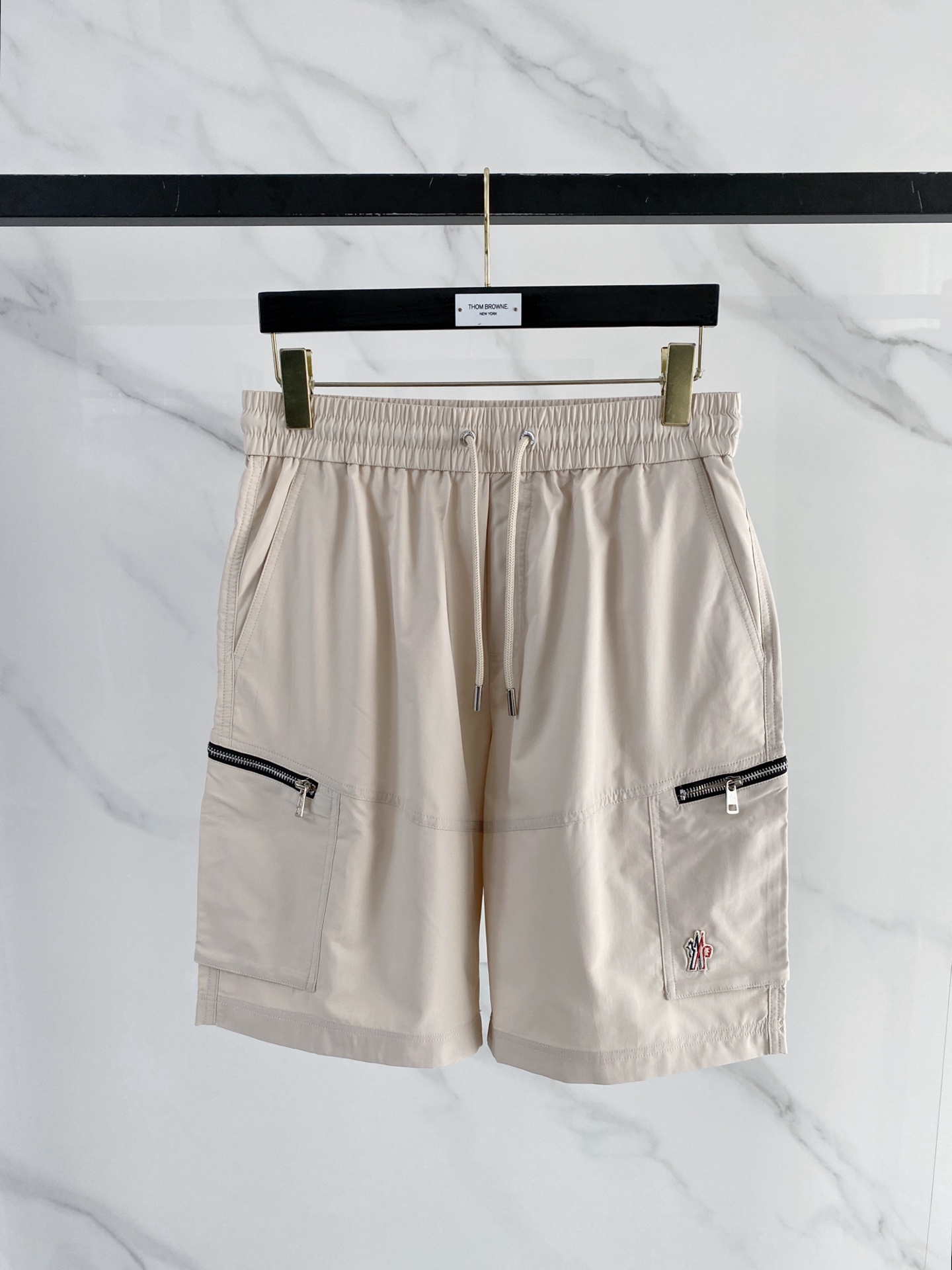 NO:746756,Moncler Men's Premium Casual Pants Premium Fabric Casual Shorts  The latest upper body style is invincible! You can definitely wear it with your eyes closed. These pants are very versatile and have an elastic waist. They can be worn for daily work and outdoor sports. They are the perfect combination of fashion, leisure and outdoor sports, so they are your best choice whether you wear them daily or outdoors. Extremely  Comfort and quick perspiration are the most popular focus. It improves wearing comfort and is suitable for wearing in aerobic exercise and cross-country running conditions. This type of running casual pants has an extremely wide range of applications, allowing you to naturally maintain your love for sports in summer and also wear it in leisure life.  Size M-XXXL,,shorts,19860909Moncler 男士精品休闲裤顶级面料休闲短裤 最新款上身版型无敌正!绝对可以闭眼收的一款此款裤子非常百搭,弹力腰围,日常上班户外运动都可以穿着,是时尚休闲与户外运动的完美结合,所以无论您平时穿或者户外穿都是您的最佳选择.极致舒适和快速排汗是备受青睐的重点,提升穿着舒适度,适合有氧运动和越野跑条件下穿着,此款是一件适用范围极其广泛的跑步休闲裤,让你在夏天自然可以保持对运动热爱,也可以在休闲生活中穿着 尺码M-XXXL,,shorts,,Men's clothing