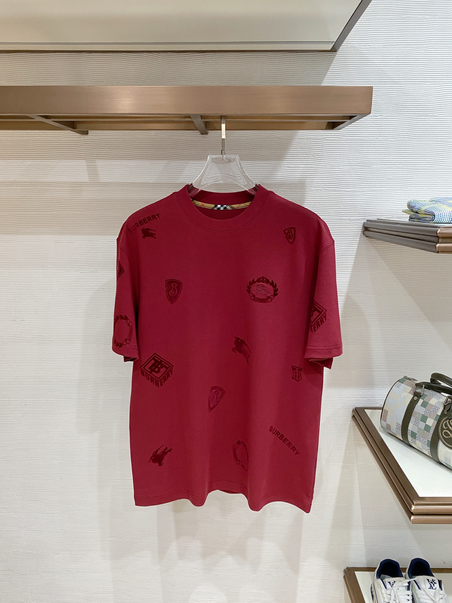 NO:836878,Burberry premium cloud cotton fabric 2026 spring and summer new style debut counter latest short-sleeved round neck T-shirt high-end custom design avant-garde fashion!  The brand logo is designed with heavy craftsmanship. High-end customized double-ply high-end fabrics. Soft to the touch. Comfortable to wear. Exquisite stitching at the counter level. Fine workmanship. The upper body effect is incomparably handsome!  A must-have item for a stylish man!  Size M-3XL,,burberry,T-shirt,tees,t-shirt,19860909巴宝莉 精品云朵棉面料 2026春夏新款首发专柜最新款短袖圆领T恤 高端订制 设计前卫时尚！品牌logo重工艺设计 高端定制双股高定面料.手感柔软.穿着舒适.专柜级别精致车线.做工精细.上身效果无敌帅气！型男必备单品！ 码数M-3XL,,burberry,T-shirt,tees，t-shirt,,Men's clothing