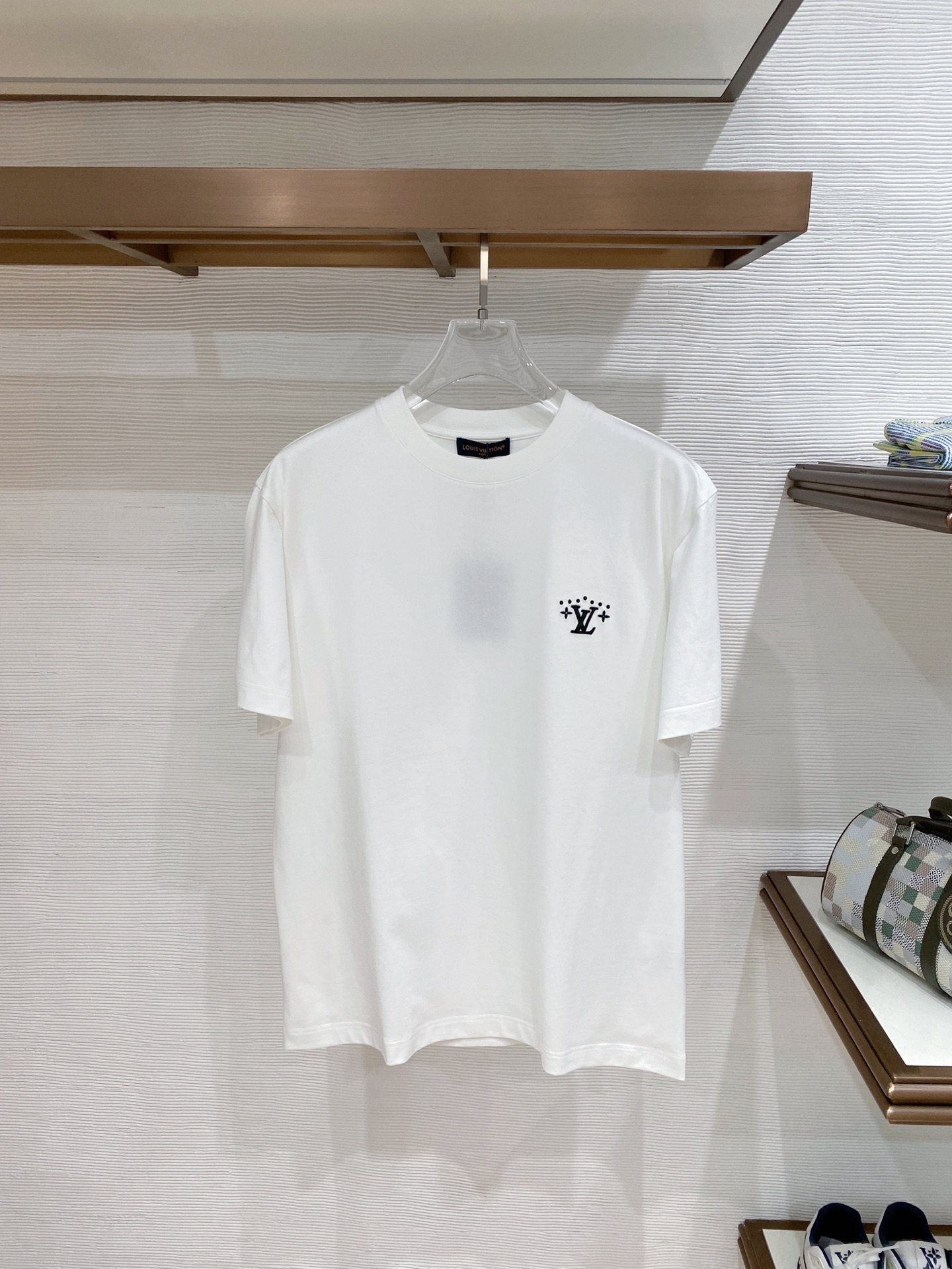 NO:758097,LV 2026ss new spring and summer new debut counter, the latest short-sleeved round neck T-shirt, high-end customization, avant-garde and fashionable design!  The brand logo is designed with heavy craftsmanship. High-end customized pure cotton fabric. Soft to the touch. Comfortable to wear. Exquisite stitching at the counter level. Fine workmanship. The upper body effect is incomparably handsome!  A must-have item for a stylish man!  Color Black White Size S-XXL,,louis vuitton,T-shirt,tees,t-shirt,19860909LV 2026ss 春夏新款首发专柜最新款短袖圆领T恤 高端订制 设计前卫时尚！品牌logo重工艺设计 高端定制纯棉面料.手感柔软.穿着舒适.专柜级别精致车线.做工精细.上身效果无敌帅气！型男必备单品！ 颜色黑色 白色 码数S-XXL,,louis vuitton,T-shirt,tees，t-shirt,,Men's clothing