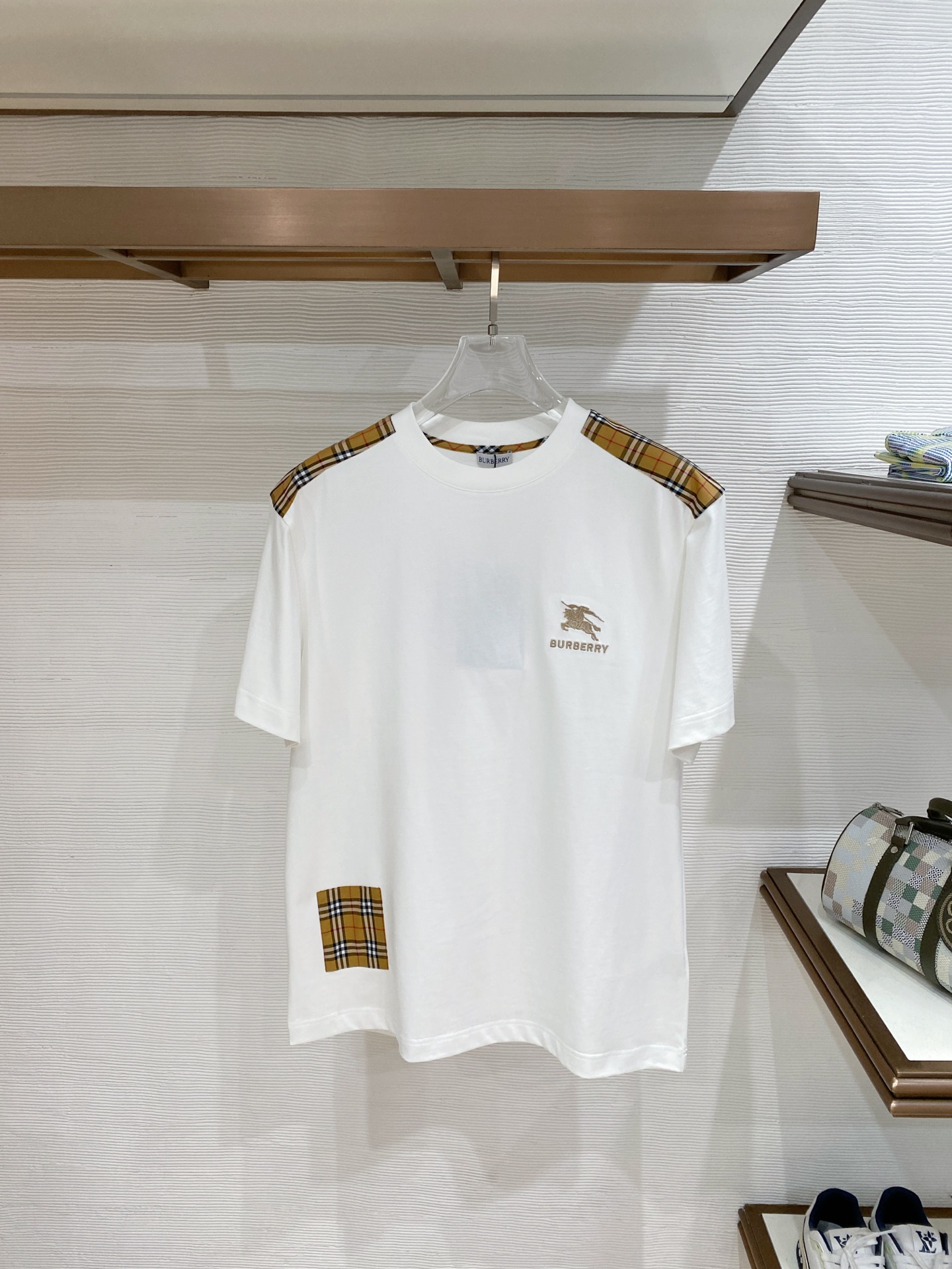 NO:758105,Burberry 2026ss new spring and summer new debut counter latest short-sleeved round neck T-shirt high-end custom design avant-garde fashion!  The brand logo is designed with heavy craftsmanship. High-end customized pure cotton fabric. Soft to the touch. Comfortable to wear. Exquisite stitching at the counter level. Fine workmanship. The upper body effect is incomparably handsome!  A must-have item for a stylish man!  Color Black White Size S-XXL,,burberry,burberry,T-shirt,tees,t-shirt,19860909Burberry 巴宝莉 2026ss 春夏新款首发专柜最新款短袖圆领T恤 高端订制 设计前卫时尚！品牌logo重工艺设计 高端定制纯棉面料.手感柔软.穿着舒适.专柜级别精致车线.做工精细.上身效果无敌帅气！型男必备单品！ 颜色黑色 白色 码数S-XXL,,burberry,burberry,T-shirt,tees，t-shirt,,Men's clothing