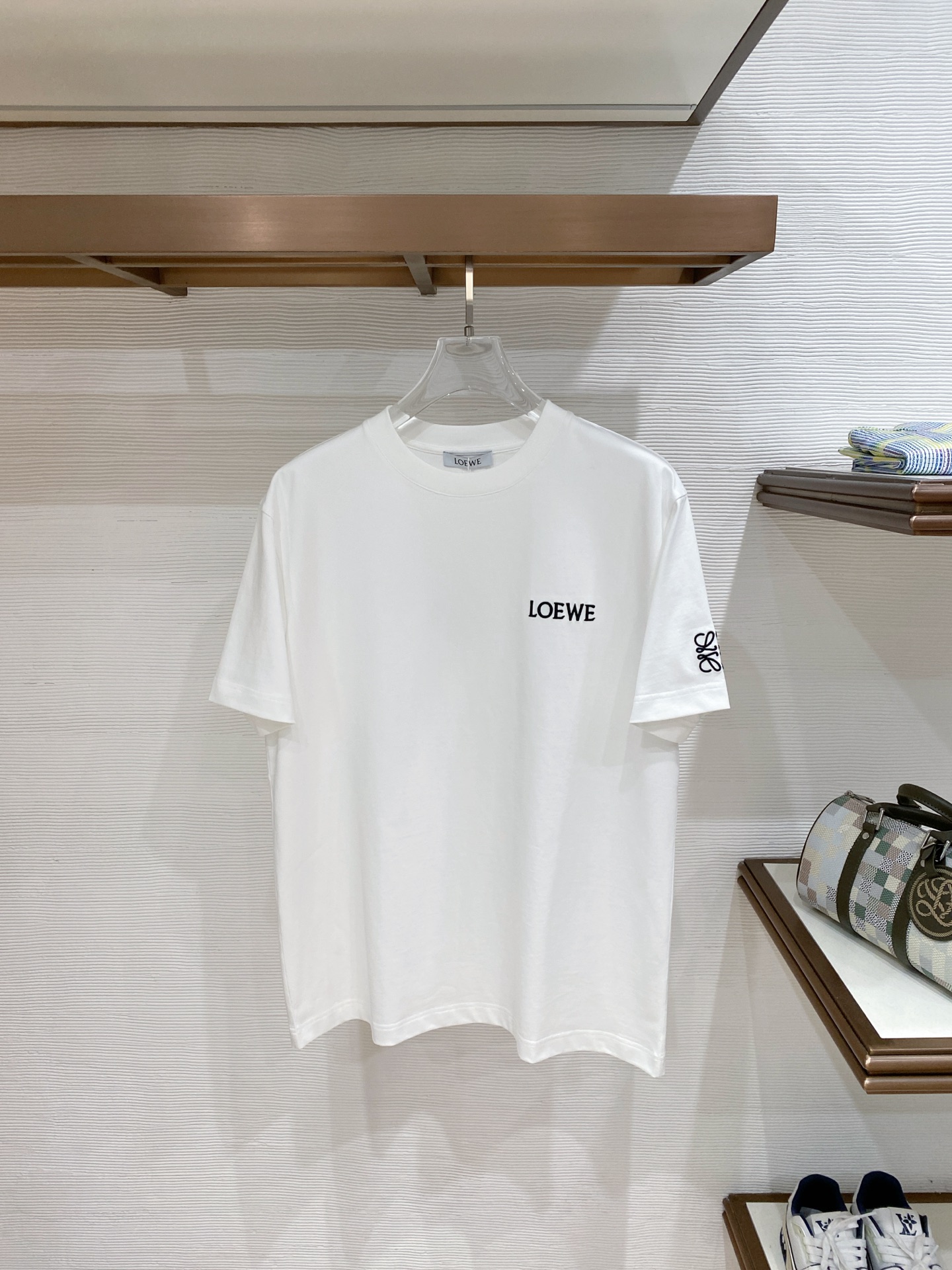 NO:758128,Loewe 2026ss new spring and summer new debut counter latest short-sleeved round neck T-shirt high-end custom design avant-garde fashion!  The brand logo is designed with heavy craftsmanship. High-end customized pure cotton fabric. Soft to the touch. Comfortable to wear. Exquisite stitching at the counter level. Fine workmanship. The upper body effect is incomparably handsome!  A must-have item for a stylish man!  Color Black White Size S-XXL,,loewe,loewe,T-shirt,tees,t-shirt,19860909Loewe 罗意威 2026ss 春夏新款首发专柜最新款短袖圆领T恤 高端订制 设计前卫时尚！品牌logo重工艺设计 高端定制纯棉面料.手感柔软.穿着舒适.专柜级别精致车线.做工精细.上身效果无敌帅气！型男必备单品！ 颜色黑色 白色 码数S-XXL,,loewe,loewe,T-shirt,tees，t-shirt,,Men's clothing