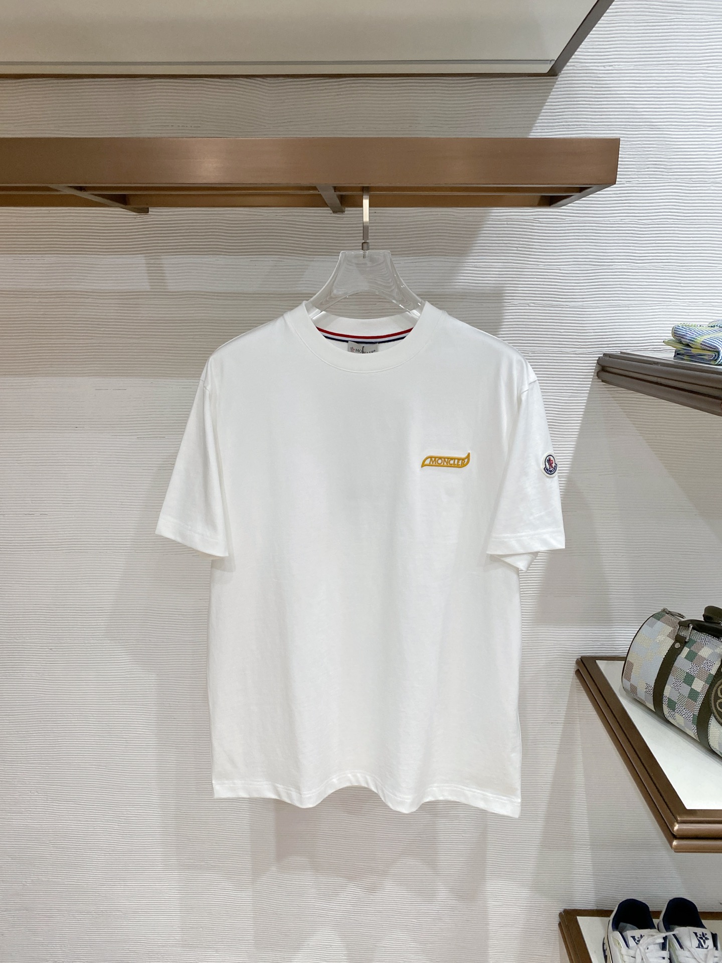 NO:758113,Moncler 2026ss new spring and summer new debut counter latest short-sleeved round neck T-shirt high-end custom design avant-garde fashion!  The brand logo is designed with heavy craftsmanship. High-end customized pure cotton fabric. Soft to the touch. Comfortable to wear. Exquisite stitching at the counter level. Fine workmanship. The upper body effect is incomparably handsome!  A must-have item for a stylish man!  Color Black White Size S-XXL,,Moncler,T-shirt,tees,t-shirt,19860909Moncler 蒙口 2026ss 春夏新款首发专柜最新款短袖圆领T恤 高端订制 设计前卫时尚！品牌logo重工艺设计 高端定制纯棉面料.手感柔软.穿着舒适.专柜级别精致车线.做工精细.上身效果无敌帅气！型男必备单品！ 颜色黑色 白色 码数S-XXL,,Moncler,T-shirt,tees，t-shirt,,Men's clothing