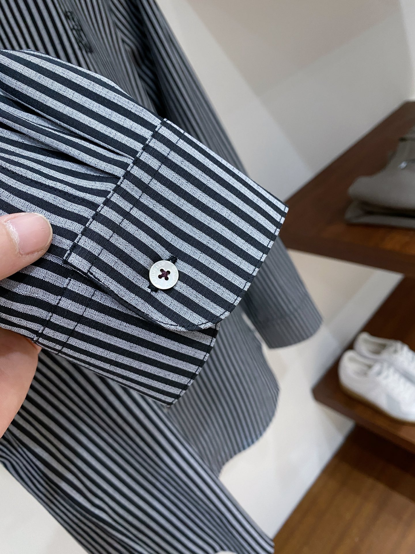 顶级品质>26新款(精品衬衫)专柜官网同步发售！辅料全部原版定制出品，贸易公司真品订单。高级定制进口面料