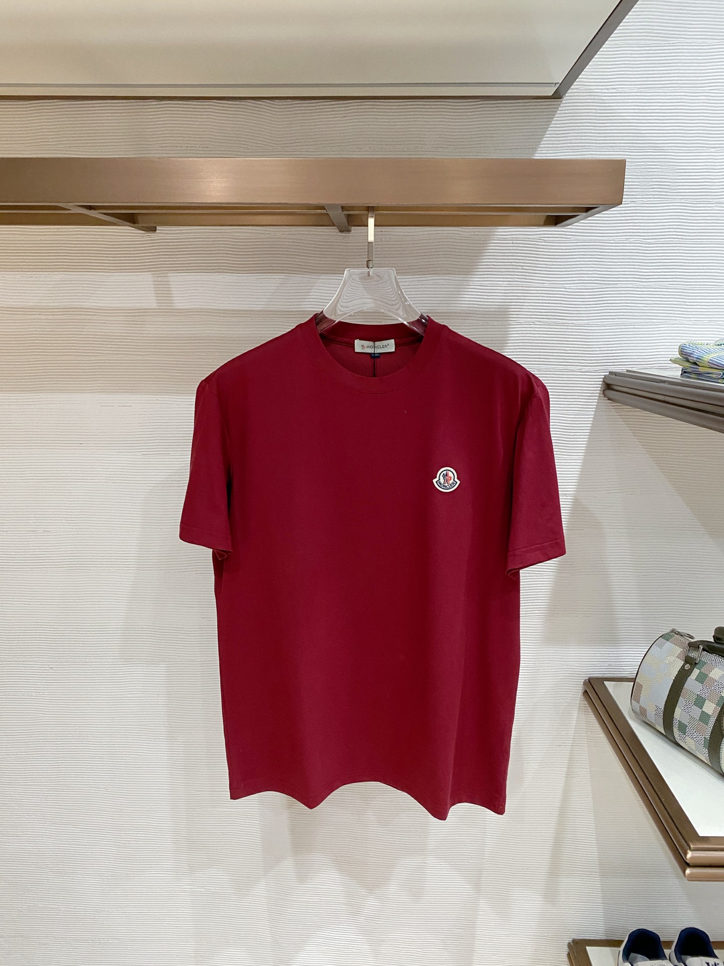 NO:775817,Moncler selects lyocell skin-friendly fabrics to return to the essence of clothing. The delicate and smooth fabrics bring a free wearing experience. The brand logo on the chest is low-key and unobtrusive. It is available in multiple colors. The classic color combination can easily control business commuting and daily leisure, showing a calm style. Size M-4XL,,19860909Moncler 甄选莱赛尔亲肤面料,回归衣物本质,细腻顺滑面料带来自在穿着体验.胸前品牌徽标低调不张扬,多色可选,经典配色轻松驾驭商务通勤与日常休闲,尽显沉稳格调. 码数M-4XL,,,Men's clothing