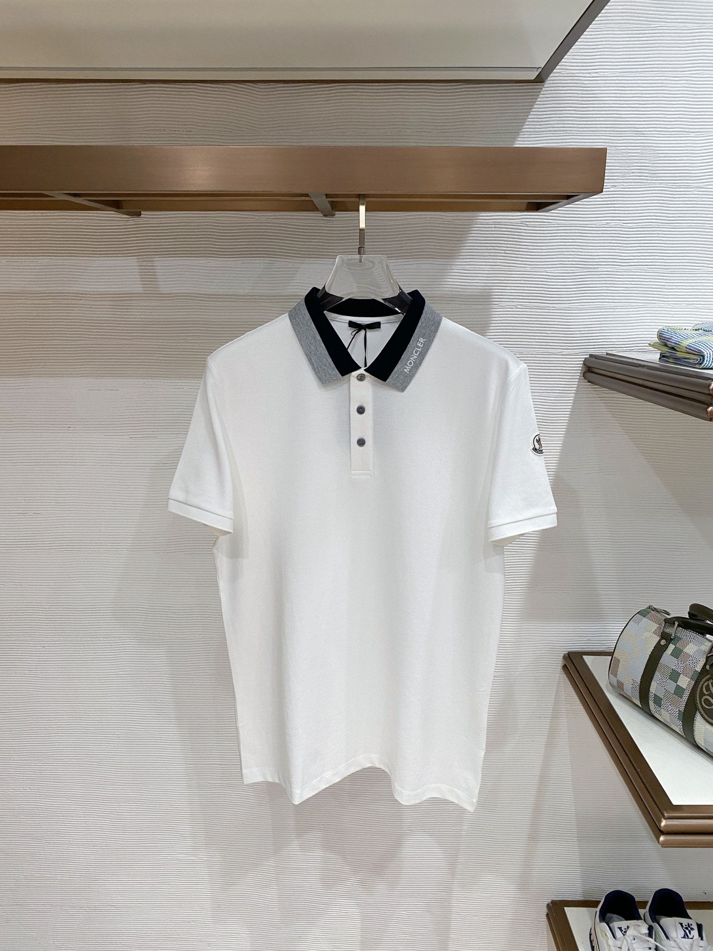 NO:775791,Moncler Moncler piqué fabric lapel short sleeves, official website sync, size M-3XL,,Moncler,T-shirt,19860909Moncler 蒙口珠地面料翻领短袖 官网同步 码数M-3XL,,Moncler,T-shirt,,Men's clothing