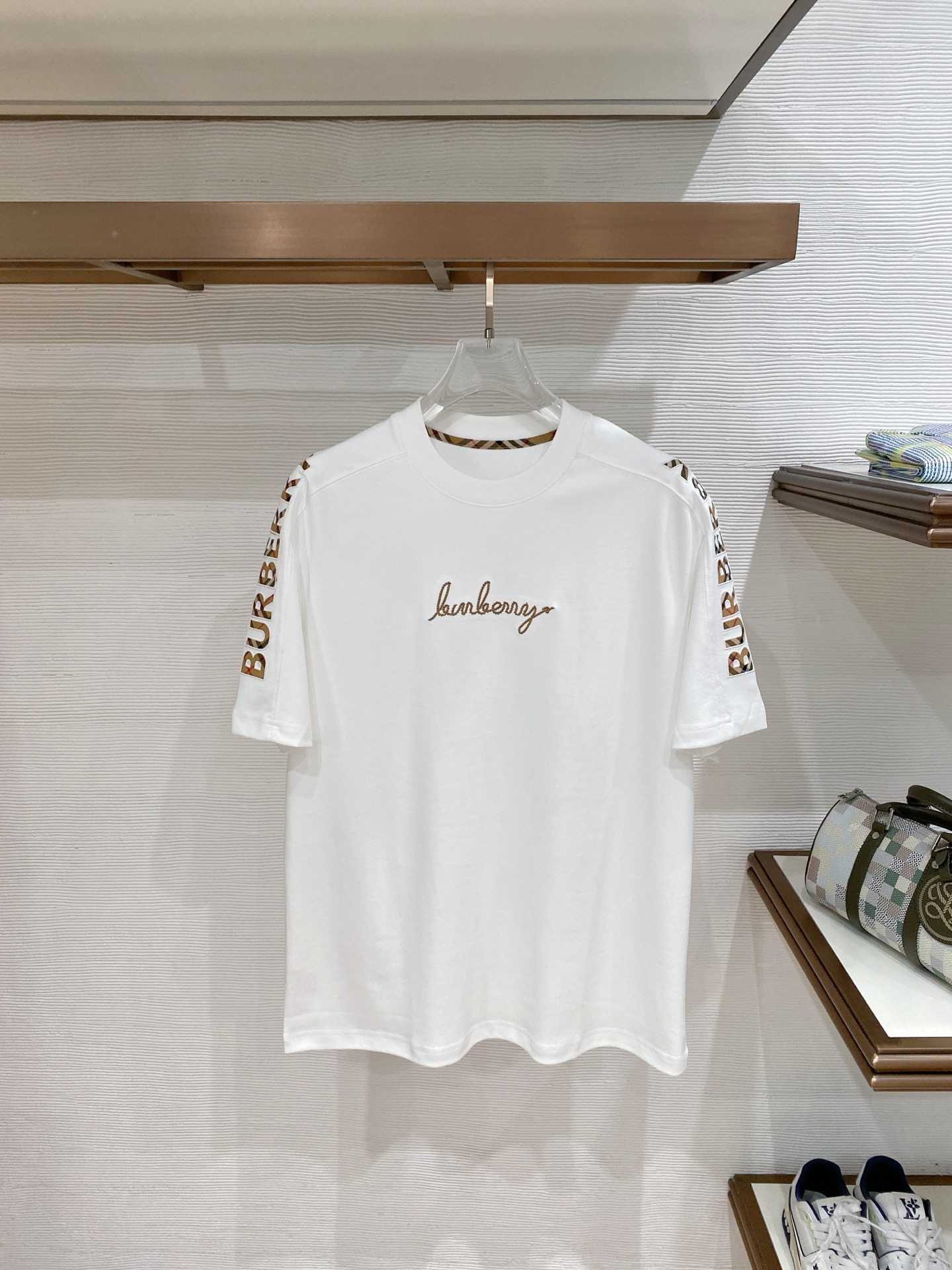 NO:836886,Burberry premium cloud cotton fabric 2026 spring and summer new style debut counter latest short-sleeved round neck T-shirt high-end custom design avant-garde fashion!  The brand logo is designed with heavy craftsmanship. High-end customized double-ply high-end fabrics. Soft to the touch. Comfortable to wear. Exquisite stitching at the counter level. Fine workmanship. The upper body effect is incomparably handsome!  A must-have item for a stylish man!  Color Black White Red Size M-3XL,,burberry,T-shirt,tees,t-shirt,19860909巴宝莉 精品云朵棉面料 2026春夏新款首发专柜最新款短袖圆领T恤 高端订制 设计前卫时尚！品牌logo重工艺设计 高端定制双股高定面料.手感柔软.穿着舒适.专柜级别精致车线.做工精细.上身效果无敌帅气！型男必备单品！ 颜色黑色 白色 红色 码数M-3XL,,burberry,T-shirt,tees，t-shirt,,Men's clothing
