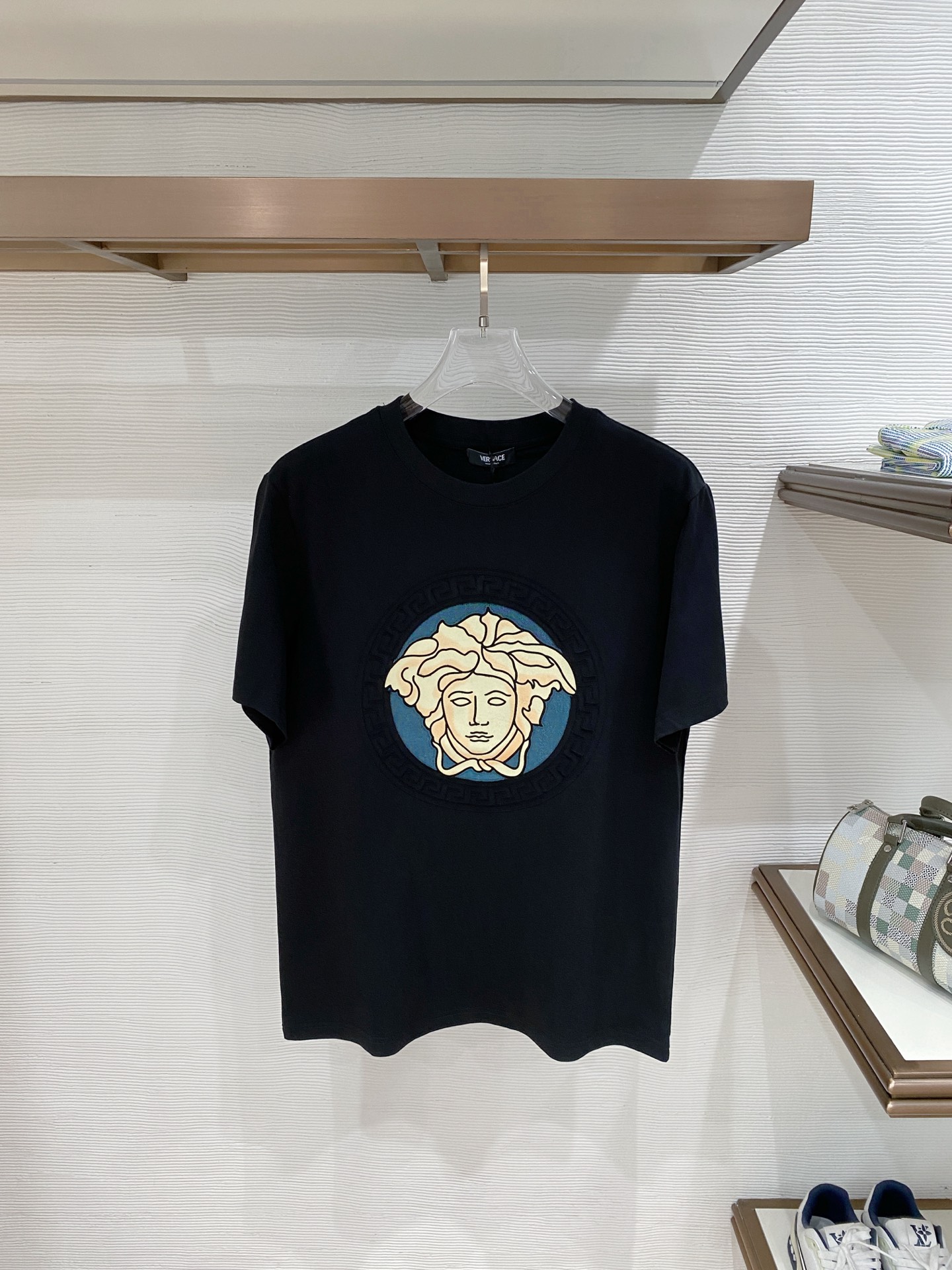 瓦萨Versace26春夏新品专柜首发最新款短袖圆领T恤 高端订制 设计前卫时尚！品牌logo重工艺设计