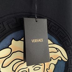 瓦萨Versace26春夏新品专柜首发最新款短袖圆领T恤 高端订制 设计前卫时尚!品牌logo重工艺设计 瓦萨Versace26春夏新品专柜首发最新款短袖圆领T恤 高端订制 设计前卫时尚!品牌logo重工艺设计
