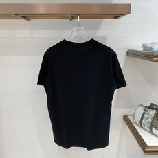 瓦萨Versace26春夏新品专柜首发最新款短袖圆领T恤 高端订制 设计前卫时尚!品牌logo重工艺设计 瓦萨Versace26春夏新品专柜首发最新款短袖圆领T恤 高端订制 设计前卫时尚!品牌logo重工艺设计
