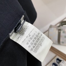 瓦萨Versace26春夏新品专柜首发最新款短袖圆领T恤 高端订制 设计前卫时尚!品牌logo重工艺设计 瓦萨Versace26春夏新品专柜首发最新款短袖圆领T恤 高端订制 设计前卫时尚!品牌logo重工艺设计