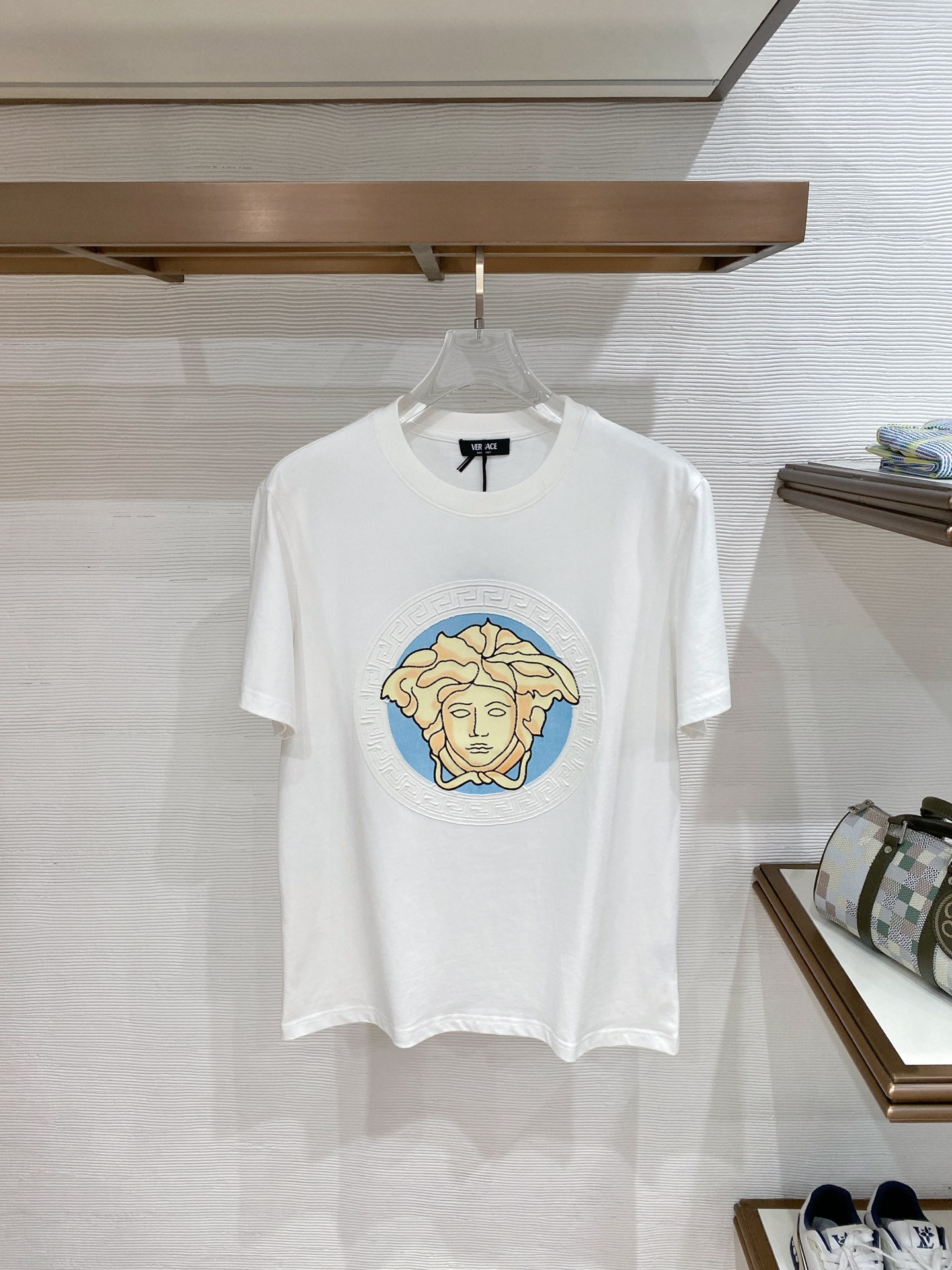瓦萨Versace26春夏新品专柜首发最新款短袖圆领T恤 高端订制 设计前卫时尚！品牌logo重工艺设计