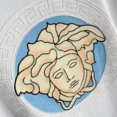 瓦萨Versace26春夏新品专柜首发最新款短袖圆领T恤 高端订制 设计前卫时尚!品牌logo重工艺设计 瓦萨Versace26春夏新品专柜首发最新款短袖圆领T恤 高端订制 设计前卫时尚!品牌logo重工艺设计