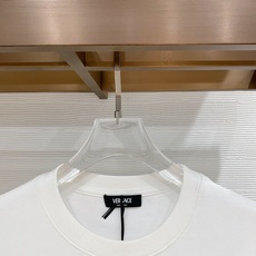 瓦萨Versace26春夏新品专柜首发最新款短袖圆领T恤 高端订制 设计前卫时尚!品牌logo重工艺设计 瓦萨Versace26春夏新品专柜首发最新款短袖圆领T恤 高端订制 设计前卫时尚!品牌logo重工艺设计